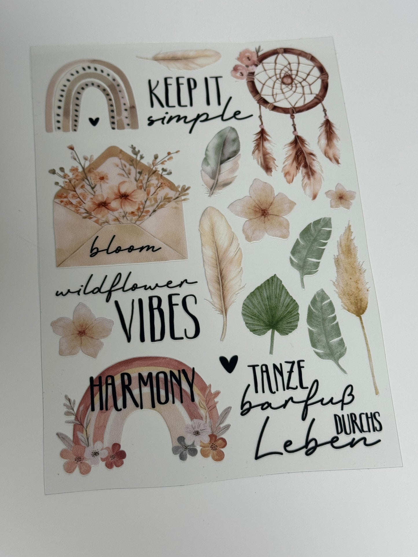 Rub On Aufkleber Boho A5 Deko  Warum du unsere Rub-Ons lieben wirst:  ✔ Randloser Premium-Look   ✔ Besondere Haptik   ✔ Präzise Platzierung dank transparenter Trägerfolie  ✔ Wasser- und kratzfest // Hitze- und UV-beständig   ✔ Starke Haftung auf Glas, Keramik, Holz, Raysin u.v.m.  ✔ Langlebig und hochwertig verarbeitet  ✔ Auch gewerblich nutzbar – keine zusätzliche Lizenz nötig