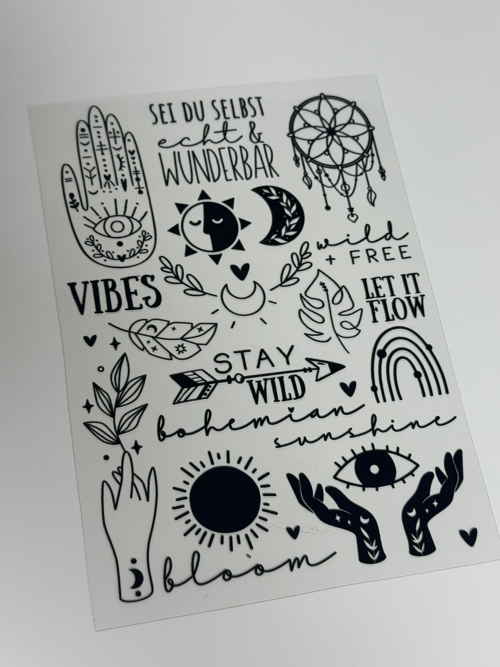 Rub On Aufkleber Boho schwarzweiss A5 Warum du unsere Rub-Ons lieben wirst:  ✔ Randloser Premium-Look   ✔ Besondere Haptik   ✔ Präzise Platzierung dank transparenter Trägerfolie  ✔ Wasser- und kratzfest // Hitze- und UV-beständig   ✔ Starke Haftung auf Glas, Keramik, Holz, Raysin u.v.m.  ✔ Langlebig und hochwertig verarbeitet  ✔ Auch gewerblich nutzbar – keine zusätzliche Lizenz nötig