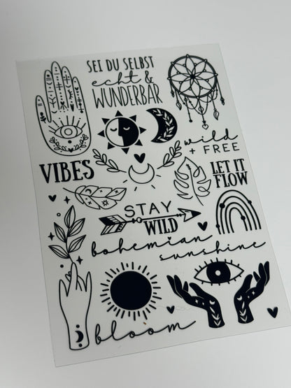 Rub On Aufkleber Boho schwarzweiss A5 Warum du unsere Rub-Ons lieben wirst:  ✔ Randloser Premium-Look   ✔ Besondere Haptik   ✔ Präzise Platzierung dank transparenter Trägerfolie  ✔ Wasser- und kratzfest // Hitze- und UV-beständig   ✔ Starke Haftung auf Glas, Keramik, Holz, Raysin u.v.m.  ✔ Langlebig und hochwertig verarbeitet  ✔ Auch gewerblich nutzbar – keine zusätzliche Lizenz nötig