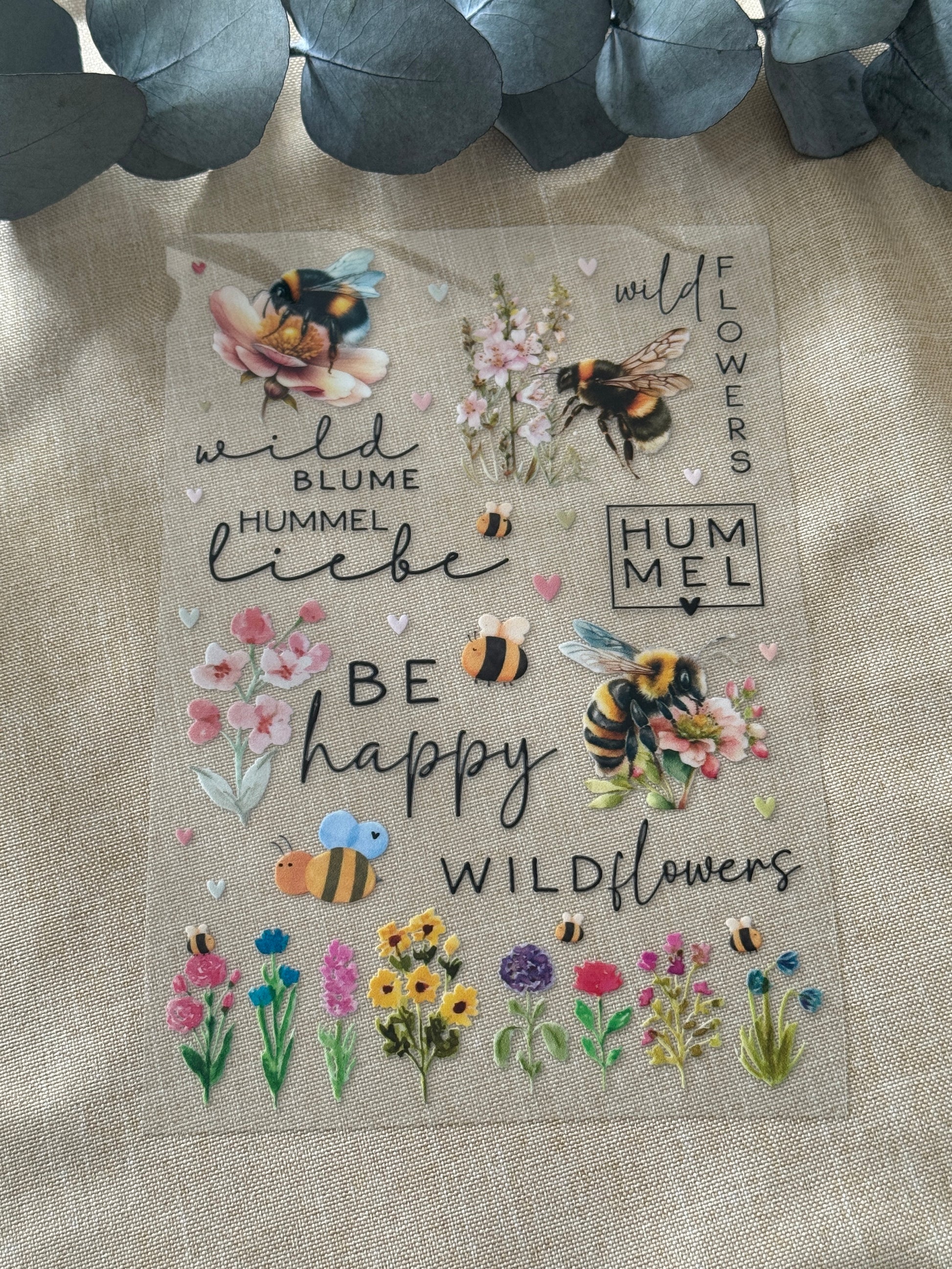 Rub On Aufkleber Wildblumen und Hummelliebe A5 Warum du unsere Rub-Ons lieben wirst:  ✔ Randloser Premium-Look   ✔ Besondere Haptik   ✔ Präzise Platzierung dank transparenter Trägerfolie  ✔ Wasser- und kratzfest // Hitze- und UV-beständig   ✔ Starke Haftung auf Glas, Keramik, Holz, Raysin u.v.m.  ✔ Langlebig und hochwertig verarbeitet  ✔ Auch gewerblich nutzbar – keine zusätzliche Lizenz nötig