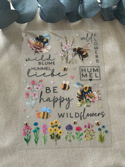 Rub On Aufkleber Wildblumen und Hummelliebe A5 Warum du unsere Rub-Ons lieben wirst:  ✔ Randloser Premium-Look   ✔ Besondere Haptik   ✔ Präzise Platzierung dank transparenter Trägerfolie  ✔ Wasser- und kratzfest // Hitze- und UV-beständig   ✔ Starke Haftung auf Glas, Keramik, Holz, Raysin u.v.m.  ✔ Langlebig und hochwertig verarbeitet  ✔ Auch gewerblich nutzbar – keine zusätzliche Lizenz nötig
