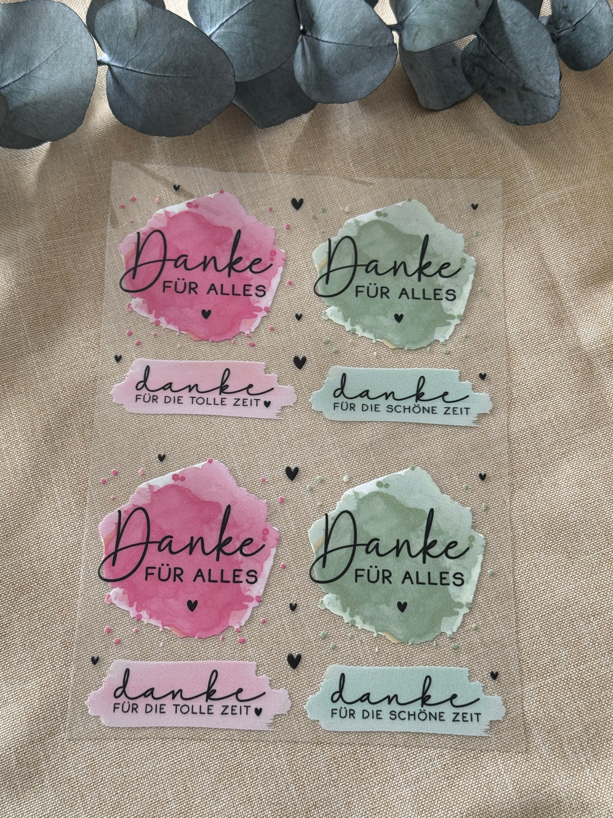 Rub On Aufkleber Danke bunt A5 Warum du unsere Rub-Ons lieben wirst:  ✔ Randloser Premium-Look   ✔ Besondere Haptik   ✔ Präzise Platzierung dank transparenter Trägerfolie  ✔ Wasser- und kratzfest // Hitze- und UV-beständig   ✔ Starke Haftung auf Glas, Keramik, Holz, Raysin u.v.m.  ✔ Langlebig und hochwertig verarbeitet  ✔ Auch gewerblich nutzbar – keine zusätzliche Lizenz nötig