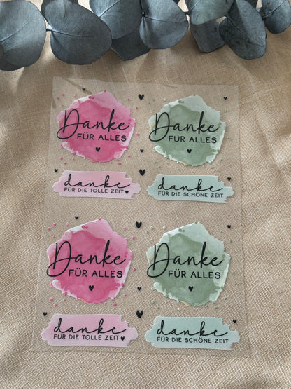 Rub On Aufkleber Danke bunt A5 Warum du unsere Rub-Ons lieben wirst:  ✔ Randloser Premium-Look   ✔ Besondere Haptik   ✔ Präzise Platzierung dank transparenter Trägerfolie  ✔ Wasser- und kratzfest // Hitze- und UV-beständig   ✔ Starke Haftung auf Glas, Keramik, Holz, Raysin u.v.m.  ✔ Langlebig und hochwertig verarbeitet  ✔ Auch gewerblich nutzbar – keine zusätzliche Lizenz nötig