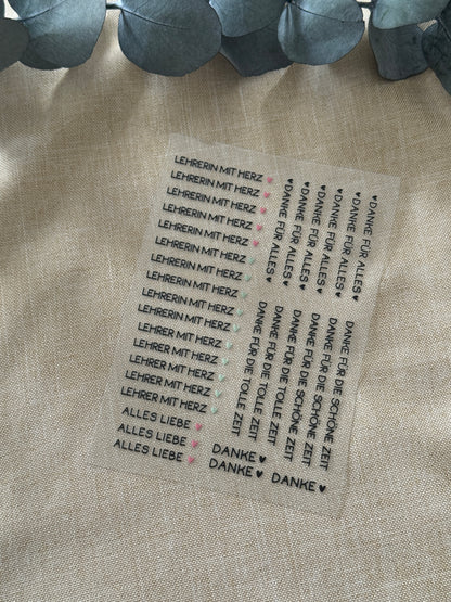 Rub On Aufkleber Lehrerin mit Herz Mini zB für Kugelschreiber Warum du unsere Rub-Ons lieben wirst:  ✔ Randloser Premium-Look   ✔ Besondere Haptik   ✔ Präzise Platzierung dank transparenter Trägerfolie  ✔ Wasser- und kratzfest // Hitze- und UV-beständig   ✔ Starke Haftung auf Glas, Keramik, Holz, Raysin u.v.m.  ✔ Langlebig und hochwertig verarbeitet  ✔ Auch gewerblich nutzbar – keine zusätzliche Lizenz nötig