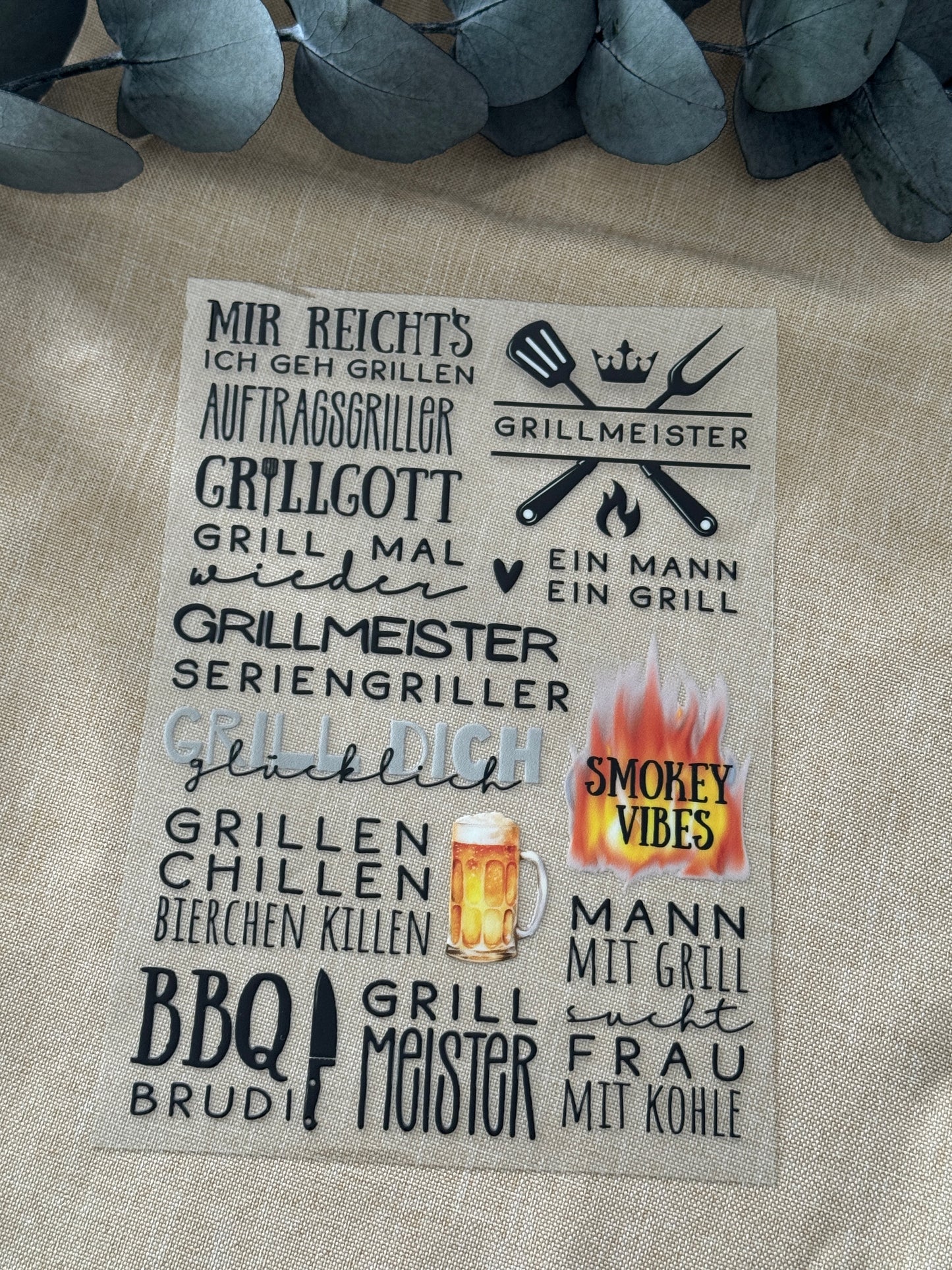 Rub On Aufkleber BBQ A5 Rub on Warum du unsere Rub-Ons lieben wirst:  ✔ Randloser Premium-Look   ✔ Besondere Haptik   ✔ Präzise Platzierung dank transparenter Trägerfolie  ✔ Wasser- und kratzfest // Hitze- und UV-beständig   ✔ Starke Haftung auf Glas, Keramik, Holz, Raysin u.v.m.  ✔ Langlebig und hochwertig verarbeiteta  ✔ Auch gewerblich nutzbar – keine zusätzliche Lizenz nötig