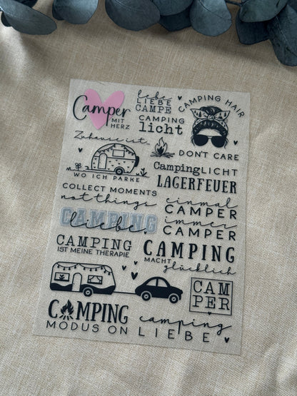 Rub On Aufkleber Camping A5 Warum du unsere Rub-Ons lieben wirst:  ✔ Randloser Premium-Look   ✔ Besondere Haptik   ✔ Präzise Platzierung dank transparenter Trägerfolie  ✔ Wasser- und kratzfest // Hitze- und UV-beständig   ✔ Starke Haftung auf Glas, Keramik, Holz, Raysin u.v.m.  ✔ Langlebig und hochwertig verarbeitet  ✔ Auch gewerblich nutzbar – keine zusätzliche Lizenz nötig