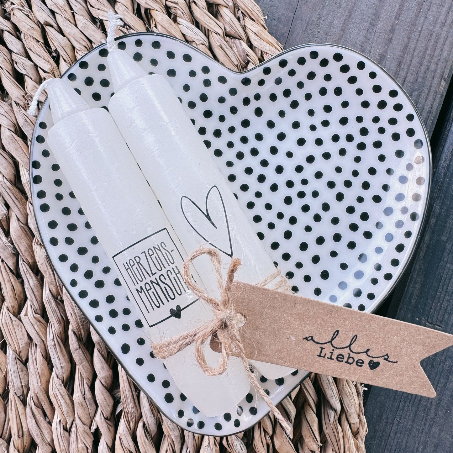 Kerzenfolie Herzensmensch kurze Kerzen Warum du unsere Kerzenfolie lieben wirst:  ✔ Edle Premium-Folie mit hochwertiger Optik  ✔ Speziell für Kerzen entwickelt   ✔ Aktivierung des Klebers ganz einfach mit Wasser   ✔ Wischfest und langlebig bei sorgfältiger Verarbeitung  ✔ Besonders elastisch – passt sich Kerzenoberfläche optimal an  ✔ Gewerblich nutzbar – keine zusätzliche Lizenz nötig
