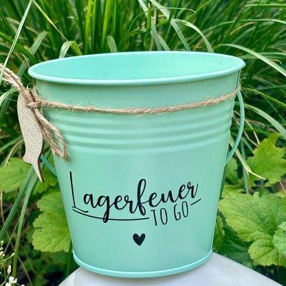 Rub On Aufkleber Lagerfeuer Glücksmoment Sprüche Kerzen Fackeln A5 Warum du unsere Rub-Ons lieben wirst:  ✔ Randloser Premium-Look   ✔ Besondere Haptik   ✔ Präzise Platzierung dank transparenter Trägerfolie  ✔ Wasser- und kratzfest // Hitze- und UV-beständig   ✔ Starke Haftung auf Glas, Keramik, Holz, Raysin u.v.m.  ✔ Langlebig und hochwertig verarbeitet  ✔ Auch gewerblich nutzbar – keine zusätzliche Lizenz nötig