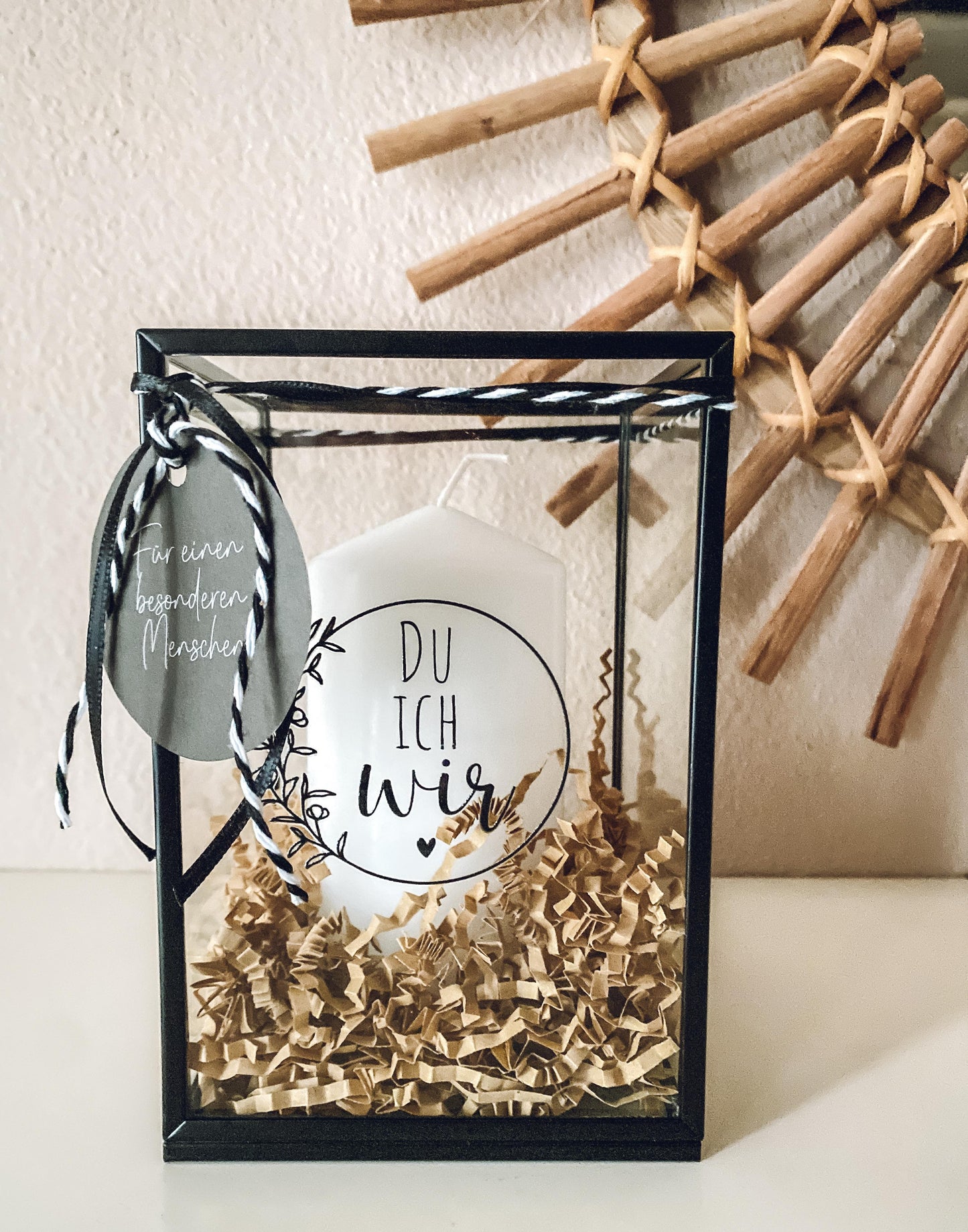 Rub On Aufkleber Hochzeit 3 A5 Warum du unsere Rub-Ons lieben wirst:  ✔ Randloser Premium-Look   ✔ Besondere Haptik   ✔ Präzise Platzierung dank transparenter Trägerfolie  ✔ Wasser- und kratzfest // Hitze- und UV-beständig   ✔ Starke Haftung auf Glas, Keramik, Holz, Raysin u.v.m.  ✔ Langlebig und hochwertig verarbeitet  ✔ Auch gewerblich nutzbar – keine zusätzliche Lizenz nötig