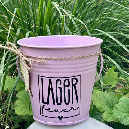 Rub On Aufkleber Lagerfeuer Glücksmoment Sprüche Kerzen Fackeln A5 Warum du unsere Rub-Ons lieben wirst:  ✔ Randloser Premium-Look   ✔ Besondere Haptik   ✔ Präzise Platzierung dank transparenter Trägerfolie  ✔ Wasser- und kratzfest // Hitze- und UV-beständig   ✔ Starke Haftung auf Glas, Keramik, Holz, Raysin u.v.m.  ✔ Langlebig und hochwertig verarbeitet  ✔ Auch gewerblich nutzbar – keine zusätzliche Lizenz nötig