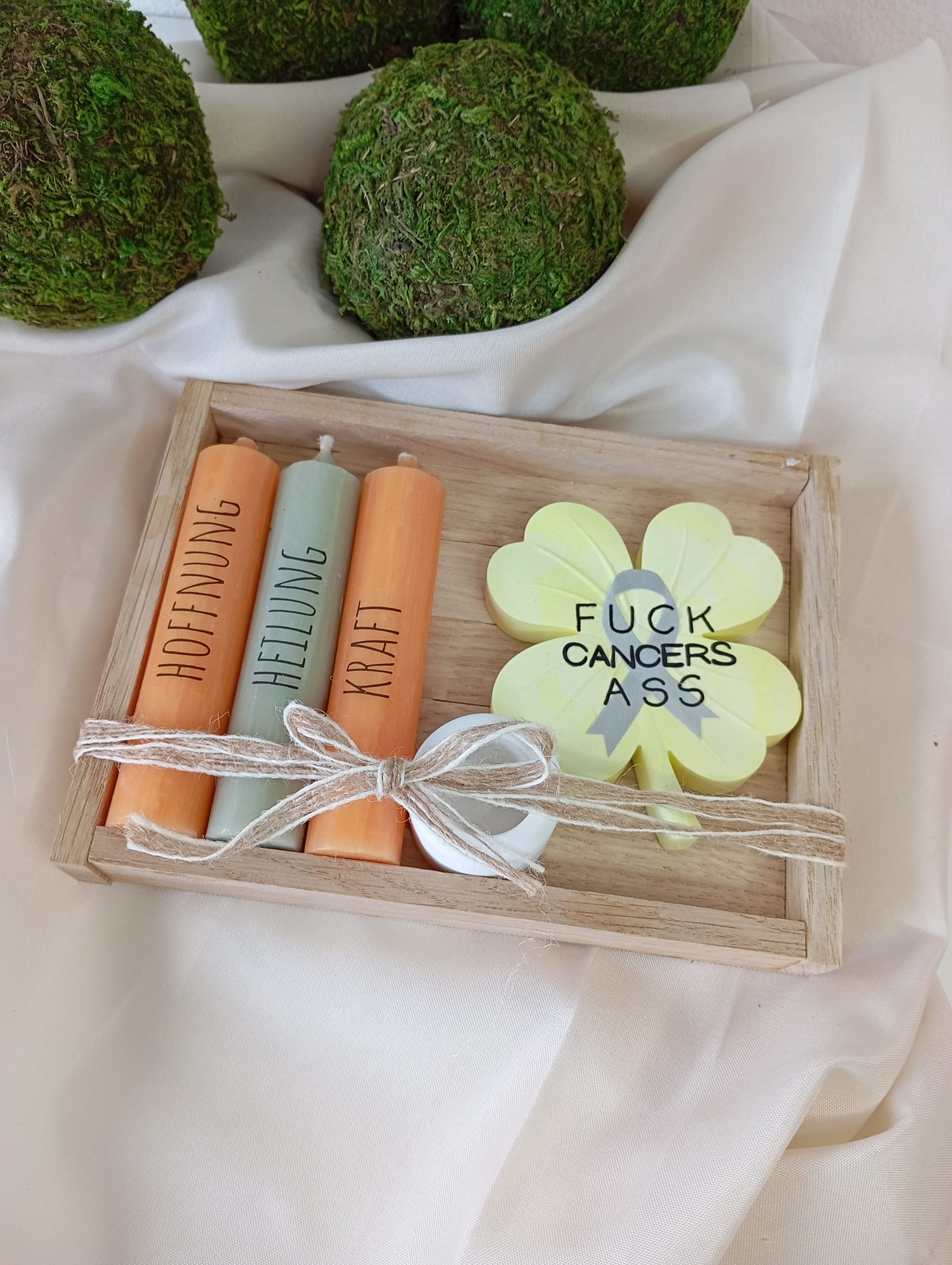 Rub On Aufkleber Fuck Cancer A5 Warum du unsere Rub-Ons lieben wirst:  ✔ Randloser Premium-Look   ✔ Besondere Haptik   ✔ Präzise Platzierung dank transparenter Trägerfolie  ✔ Wasser- und kratzfest // Hitze- und UV-beständig   ✔ Starke Haftung auf Glas, Keramik, Holz, Raysin u.v.m.  ✔ Langlebig und hochwertig verarbeitet  ✔ Auch gewerblich nutzbar – keine zusätzliche Lizenz nötig