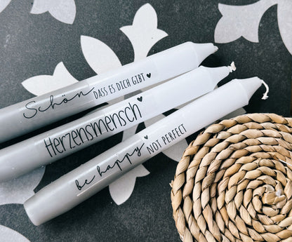 Kerzenfolie Herzensmensch Premium DIY Warum du unsere Kerzenfolie lieben wirst:  ✔ Edle Premium-Folie mit hochwertiger Optik  ✔ Speziell für Kerzen entwickelt   ✔ Aktivierung des Klebers ganz einfach mit Wasser   ✔ Wischfest und langlebig bei sorgfältiger Verarbeitung  ✔ Besonders elastisch – passt sich Kerzenoberfläche optimal an  ✔ Gewerblich nutzbar – keine zusätzliche Lizenz nötig