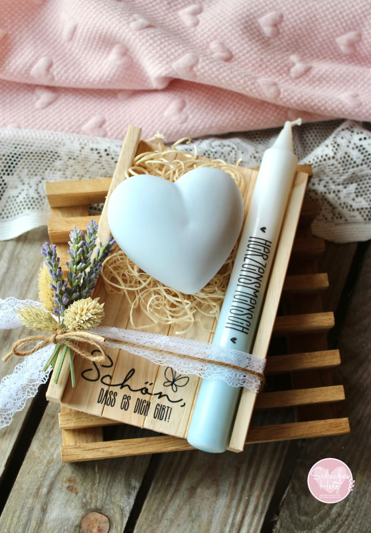 Kerzenfolie Herzensmensch Premium DIY Warum du unsere Kerzenfolie lieben wirst:  ✔ Edle Premium-Folie mit hochwertiger Optik  ✔ Speziell für Kerzen entwickelt   ✔ Aktivierung des Klebers ganz einfach mit Wasser   ✔ Wischfest und langlebig bei sorgfältiger Verarbeitung  ✔ Besonders elastisch – passt sich Kerzenoberfläche optimal an  ✔ Gewerblich nutzbar – keine zusätzliche Lizenz nötig