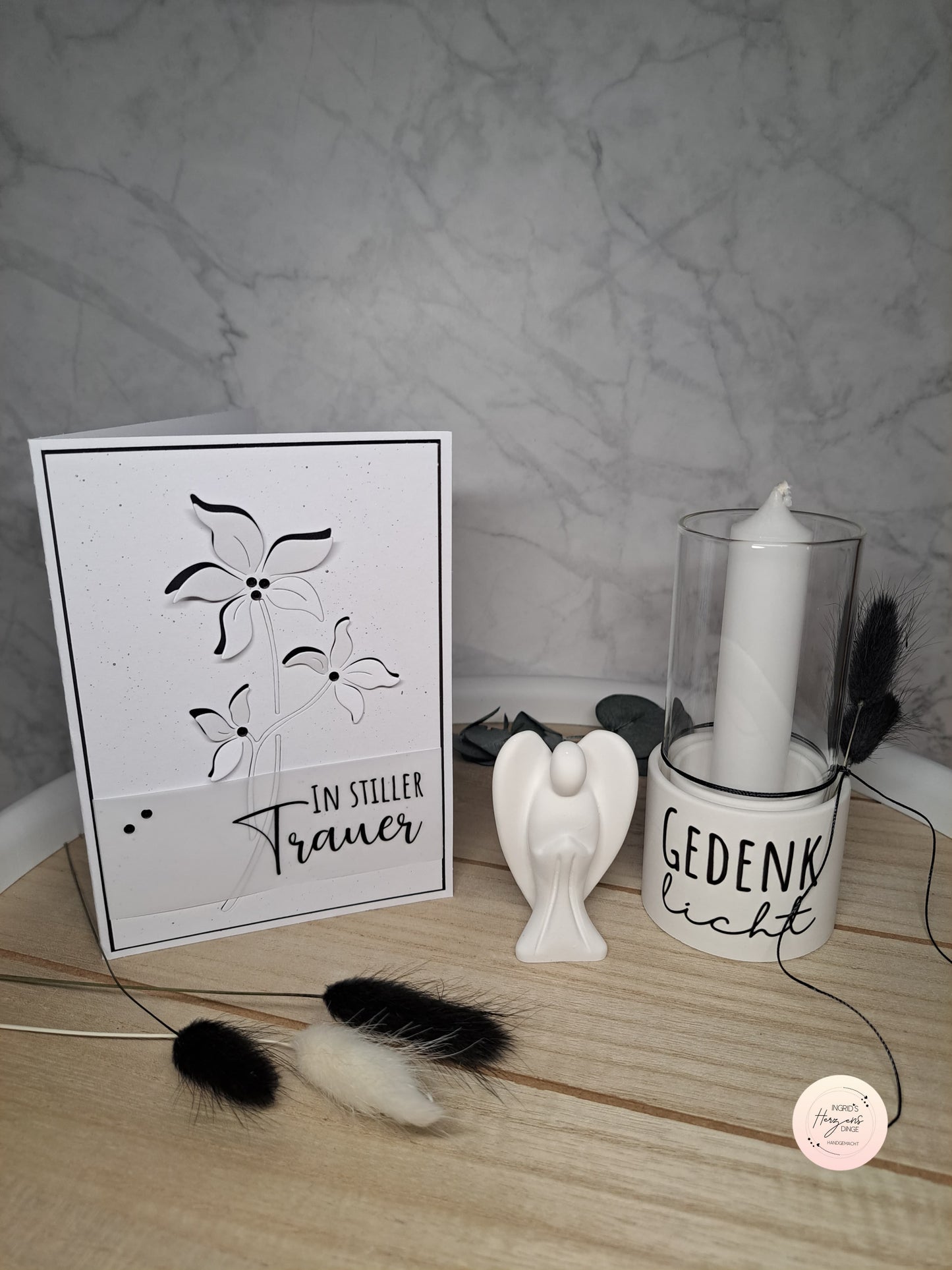 Rub On Aufkleber Trauer A5 Warum du unsere Rub-Ons lieben wirst:  ✔ Randloser Premium-Look   ✔ Besondere Haptik   ✔ Präzise Platzierung dank transparenter Trägerfolie  ✔ Wasser- und kratzfest // Hitze- und UV-beständig   ✔ Starke Haftung auf Glas, Keramik, Holz, Raysin u.v.m.  ✔ Langlebig und hochwertig verarbeitet  ✔ Auch gewerblich nutzbar – keine zusätzliche Lizenz nötig