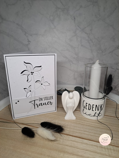 Rub On Aufkleber Trauer A5 Warum du unsere Rub-Ons lieben wirst:  ✔ Randloser Premium-Look   ✔ Besondere Haptik   ✔ Präzise Platzierung dank transparenter Trägerfolie  ✔ Wasser- und kratzfest // Hitze- und UV-beständig   ✔ Starke Haftung auf Glas, Keramik, Holz, Raysin u.v.m.  ✔ Langlebig und hochwertig verarbeitet  ✔ Auch gewerblich nutzbar – keine zusätzliche Lizenz nötig