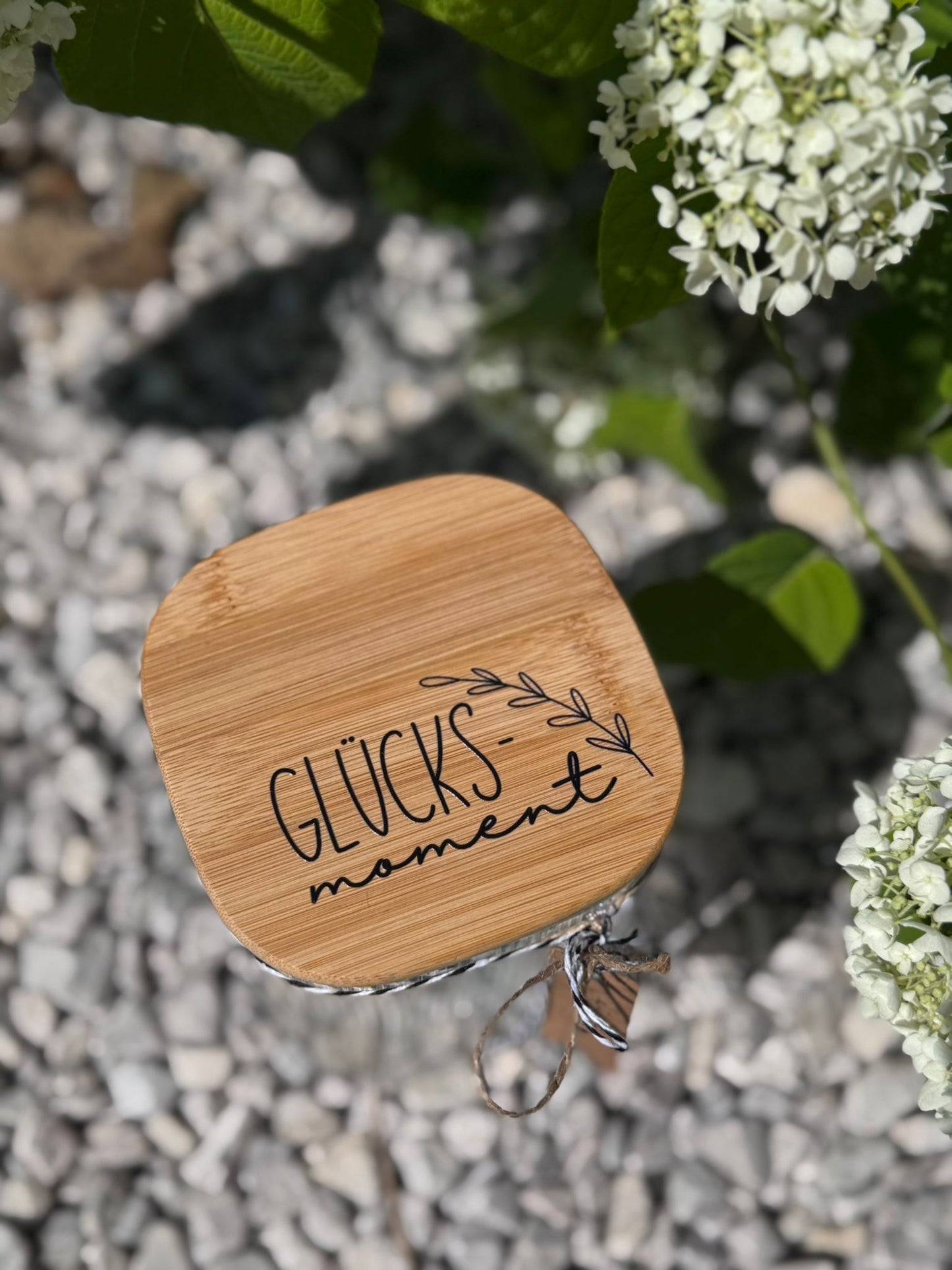 Rub On Aufkleber Lagerfeuer Glücksmoment Sprüche Kerzen Fackeln A5 Warum du unsere Rub-Ons lieben wirst:  ✔ Randloser Premium-Look   ✔ Besondere Haptik   ✔ Präzise Platzierung dank transparenter Trägerfolie  ✔ Wasser- und kratzfest // Hitze- und UV-beständig   ✔ Starke Haftung auf Glas, Keramik, Holz, Raysin u.v.m.  ✔ Langlebig und hochwertig verarbeitet  ✔ Auch gewerblich nutzbar – keine zusätzliche Lizenz nötig