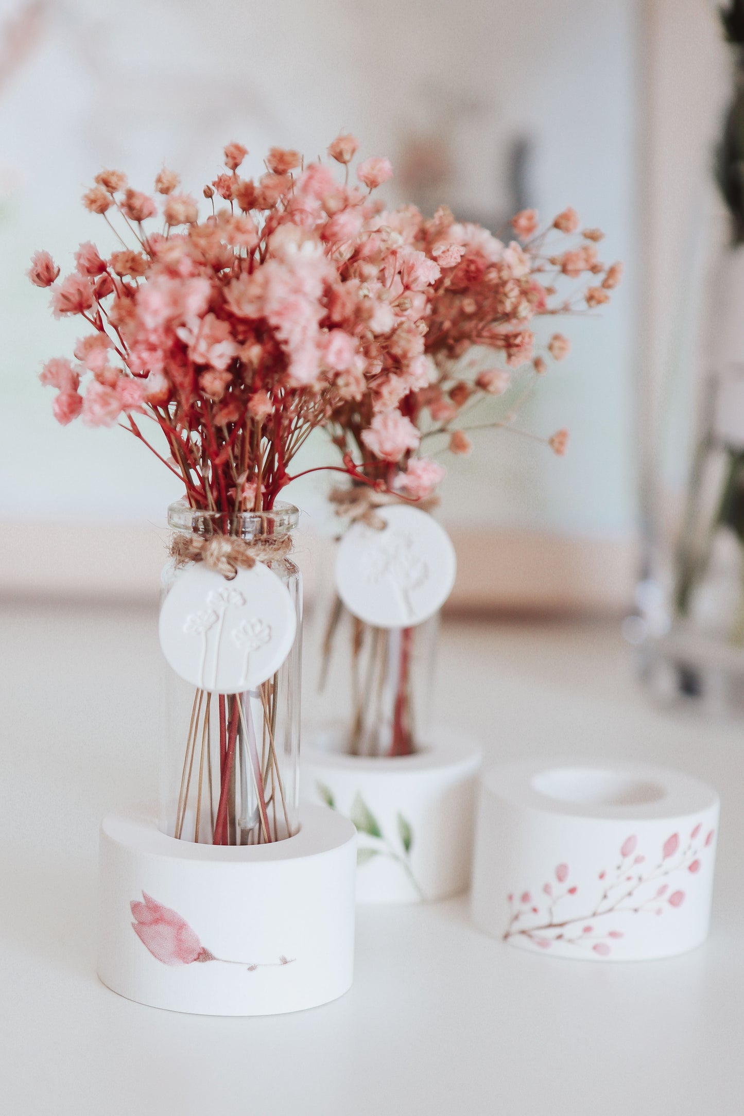 Rub On Aufkleber rosa Blümchen A5 Warum du unsere Rub-Ons lieben wirst:  ✔ Randloser Premium-Look   ✔ Besondere Haptik   ✔ Präzise Platzierung dank transparenter Trägerfolie  ✔ Wasser- und kratzfest // Hitze- und UV-beständig   ✔ Starke Haftung auf Glas, Keramik, Holz, Raysin u.v.m.  ✔ Langlebig und hochwertig verarbeitet  ✔ Auch gewerblich nutzbar – keine zusätzliche Lizenz nötig