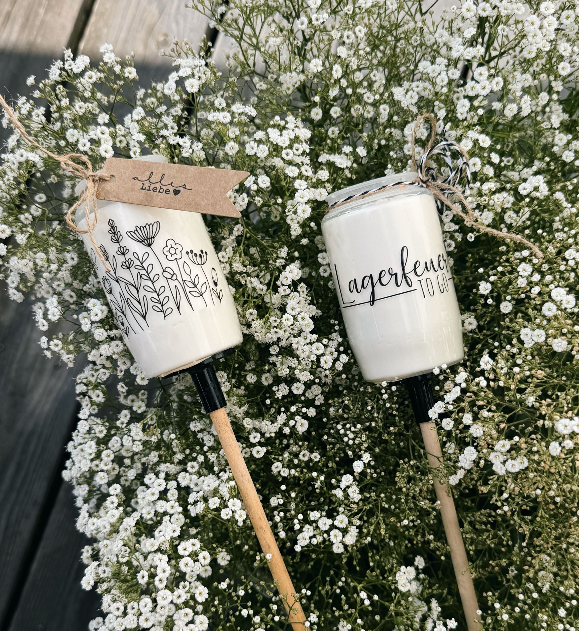 Rub On Aufkleber Lagerfeuer Glücksmoment Sprüche Kerzen Fackeln A5 Warum du unsere Rub-Ons lieben wirst:  ✔ Randloser Premium-Look   ✔ Besondere Haptik   ✔ Präzise Platzierung dank transparenter Trägerfolie  ✔ Wasser- und kratzfest // Hitze- und UV-beständig   ✔ Starke Haftung auf Glas, Keramik, Holz, Raysin u.v.m.  ✔ Langlebig und hochwertig verarbeitet  ✔ Auch gewerblich nutzbar – keine zusätzliche Lizenz nötig