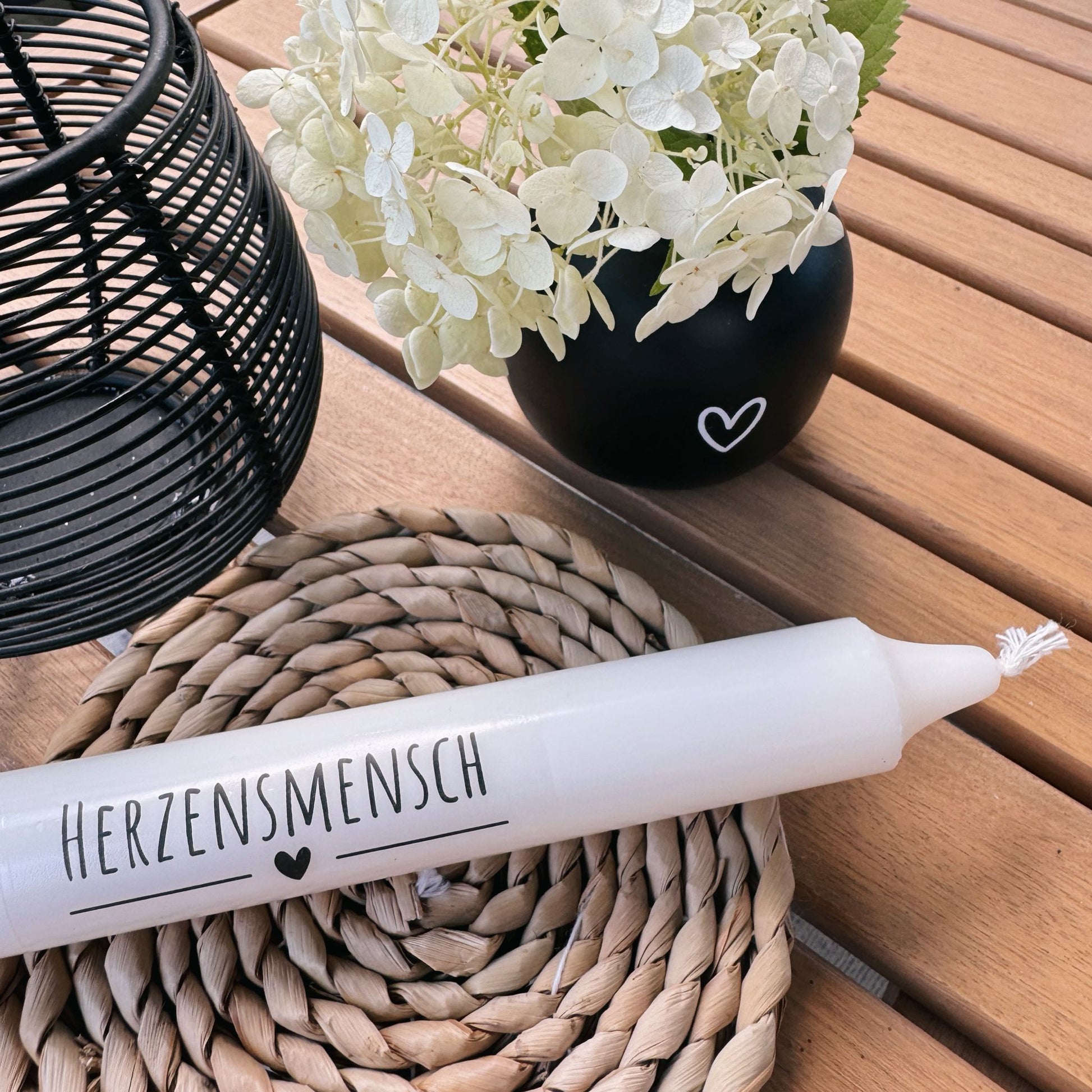 Kerzenfolie Herzensmensch Premium DIY Warum du unsere Kerzenfolie lieben wirst:  ✔ Edle Premium-Folie mit hochwertiger Optik  ✔ Speziell für Kerzen entwickelt   ✔ Aktivierung des Klebers ganz einfach mit Wasser   ✔ Wischfest und langlebig bei sorgfältiger Verarbeitung  ✔ Besonders elastisch – passt sich Kerzenoberfläche optimal an  ✔ Gewerblich nutzbar – keine zusätzliche Lizenz nötig