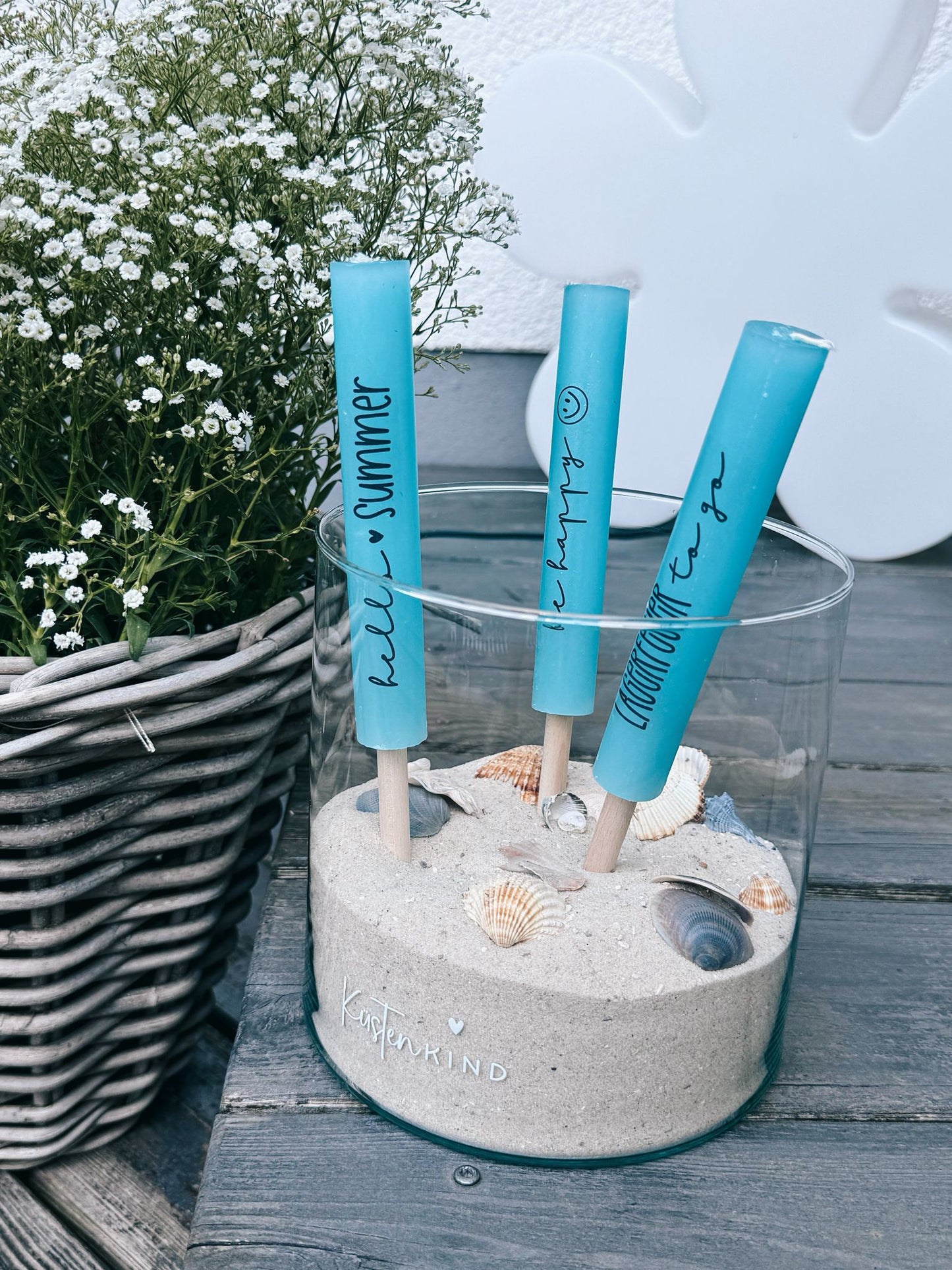 Kerzenfolie Lagerfeuer DIY Deko Warum du unsere Kerzenfolie lieben wirst:  ✔ Edle Premium-Folie mit hochwertiger Optik  ✔ Speziell für Kerzen entwickelt   ✔ Aktivierung des Klebers ganz einfach mit Wasser   ✔ Wischfest und langlebig bei sorgfältiger Verarbeitung  ✔ Besonders elastisch – passt sich Kerzenoberfläche optimal an  ✔ Gewerblich nutzbar – keine zusätzliche Lizenz nötig