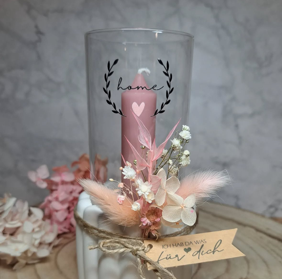 Rub On Aufkleber Home A5 Rubons Warum du unsere Rub-Ons lieben wirst:  ✔ Randloser Premium-Look   ✔ Besondere Haptik   ✔ Präzise Platzierung dank transparenter Trägerfolie  ✔ Wasser- und kratzfest // Hitze- und UV-beständig   ✔ Starke Haftung auf Glas, Keramik, Holz, Raysin u.v.m.  ✔ Langlebig und hochwertig verarbeitet  ✔ Auch gewerblich nutzbar – keine zusätzliche Lizenz nötig