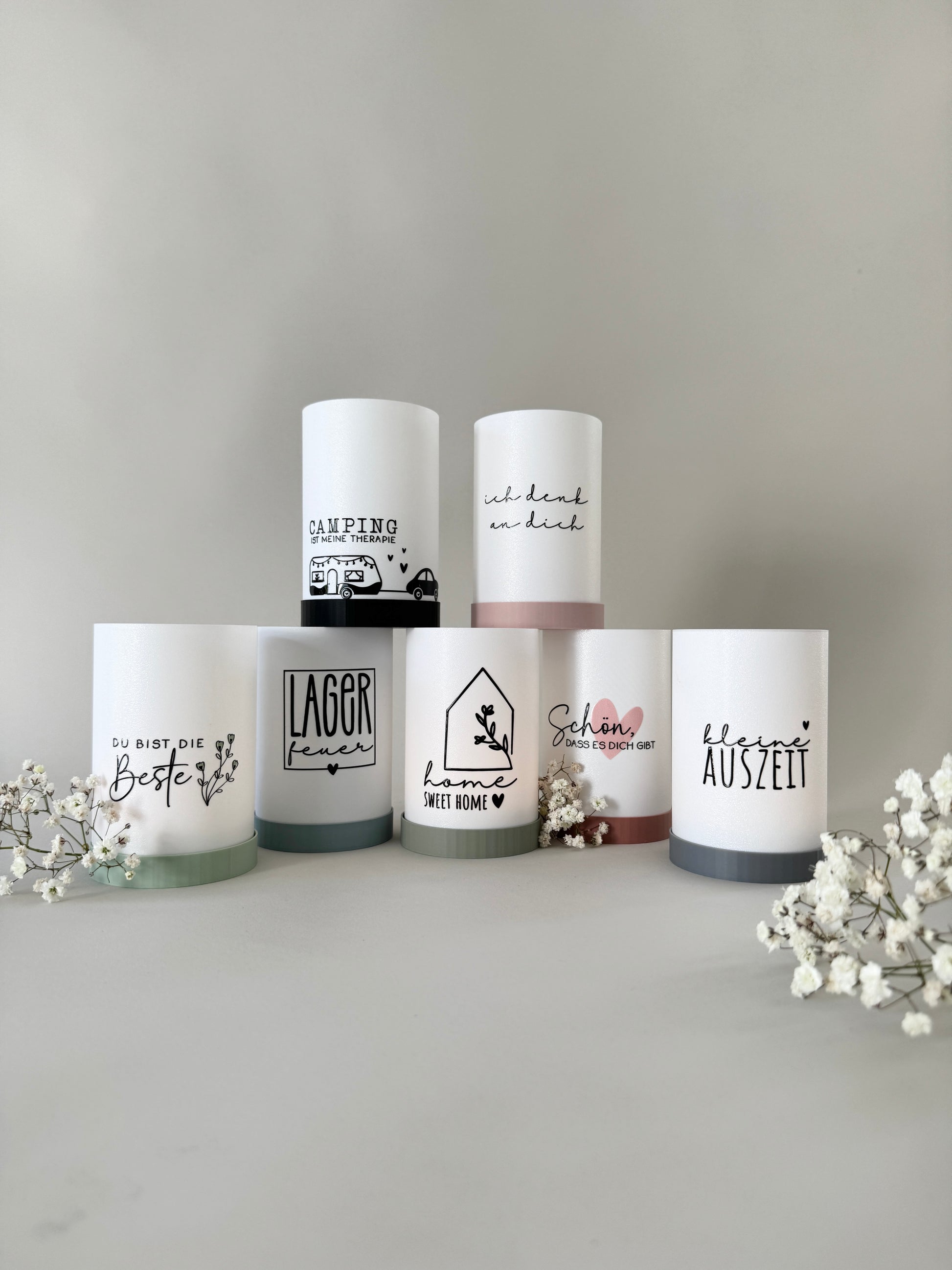 Rub On Aufkleber Lagerfeuer Glücksmoment Sprüche Kerzen Fackeln A5 Warum du unsere Rub-Ons lieben wirst:  ✔ Randloser Premium-Look   ✔ Besondere Haptik   ✔ Präzise Platzierung dank transparenter Trägerfolie  ✔ Wasser- und kratzfest // Hitze- und UV-beständig   ✔ Starke Haftung auf Glas, Keramik, Holz, Raysin u.v.m.  ✔ Langlebig und hochwertig verarbeitet  ✔ Auch gewerblich nutzbar – keine zusätzliche Lizenz nötig