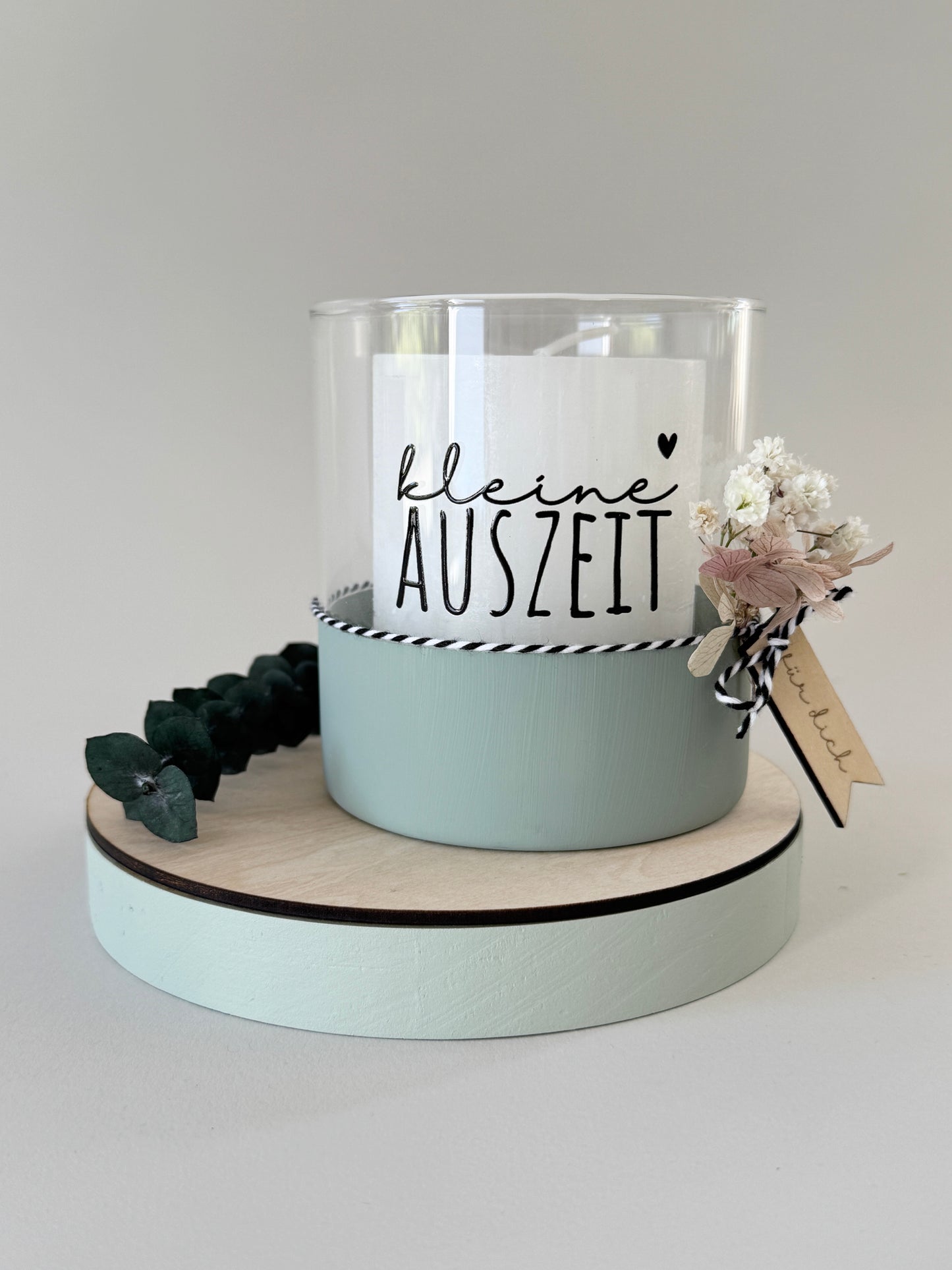 Rub On Aufkleber Lagerfeuer Glücksmoment Sprüche Kerzen Fackeln A5 Warum du unsere Rub-Ons lieben wirst:  ✔ Randloser Premium-Look   ✔ Besondere Haptik   ✔ Präzise Platzierung dank transparenter Trägerfolie  ✔ Wasser- und kratzfest // Hitze- und UV-beständig   ✔ Starke Haftung auf Glas, Keramik, Holz, Raysin u.v.m.  ✔ Langlebig und hochwertig verarbeitet  ✔ Auch gewerblich nutzbar – keine zusätzliche Lizenz nötig