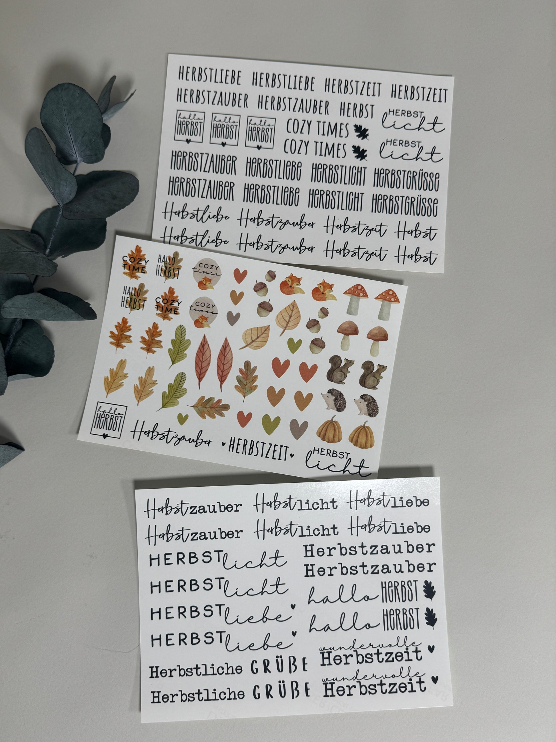 Kerzenfolie Herbst Woodland Stabkerzen Warum du unsere Kerzenfolie lieben wirst:  ✔ Edle Premium-Folie mit hochwertiger Optik  ✔ Speziell für Kerzen entwickelt   ✔ Aktivierung des Klebers ganz einfach mit Wasser   ✔ Wischfest und langlebig bei sorgfältiger Verarbeitung  ✔ Besonders elastisch – passt sich Kerzenoberfläche optimal an  ✔ Gewerblich nutzbar – keine zusätzliche Lizenz nötig