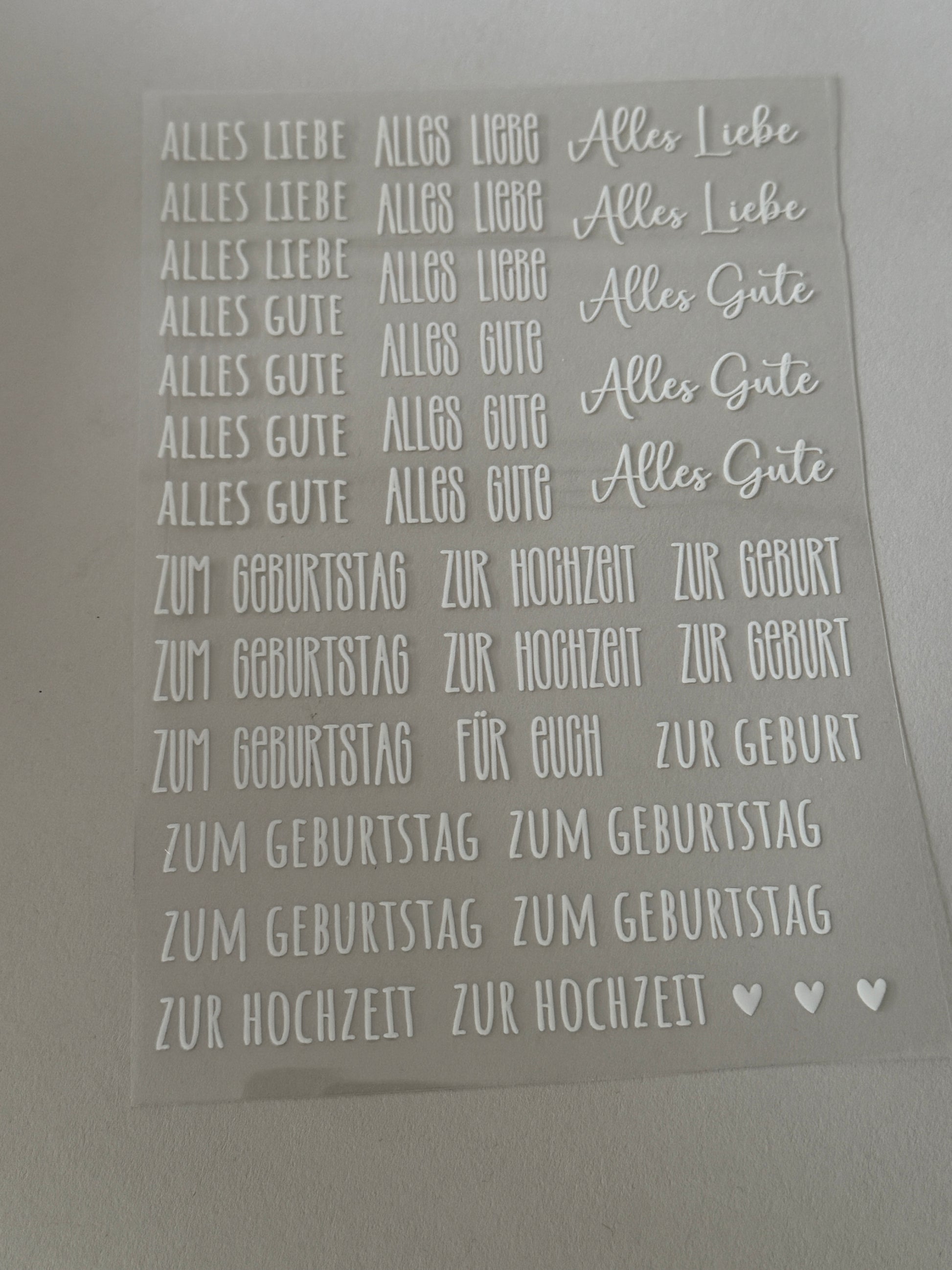 Rub On Aufkleber Schriftzüge besondere Anlässe Warum du unsere Rub-Ons lieben wirst:  ✔ Randloser Premium-Look   ✔ Besondere Haptik   ✔ Präzise Platzierung dank transparenter Trägerfolie  ✔ Wasser- und kratzfest // Hitze- und UV-beständig   ✔ Starke Haftung auf Glas, Keramik, Holz, Raysin u.v.m.  ✔ Langlebig und hochwertig verarbeitet  ✔ Auch gewerblich nutzbar – keine zusätzliche Lizenz nötig