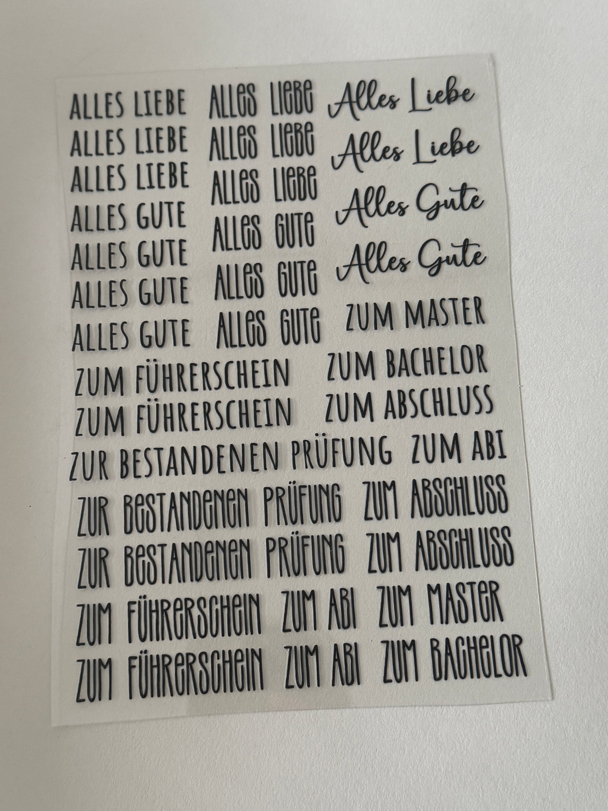 Rub On Aufkleber Schriftzüge Abschluss Warum du unsere Rub-Ons lieben wirst:  ✔ Randloser Premium-Look   ✔ Besondere Haptik   ✔ Präzise Platzierung dank transparenter Trägerfolie  ✔ Wasser- und kratzfest // Hitze- und UV-beständig   ✔ Starke Haftung auf Glas, Keramik, Holz, Raysin u.v.m.  ✔ Langlebig und hochwertig verarbeitet  ✔ Auch gewerblich nutzbar – keine zusätzliche Lizenz nötig