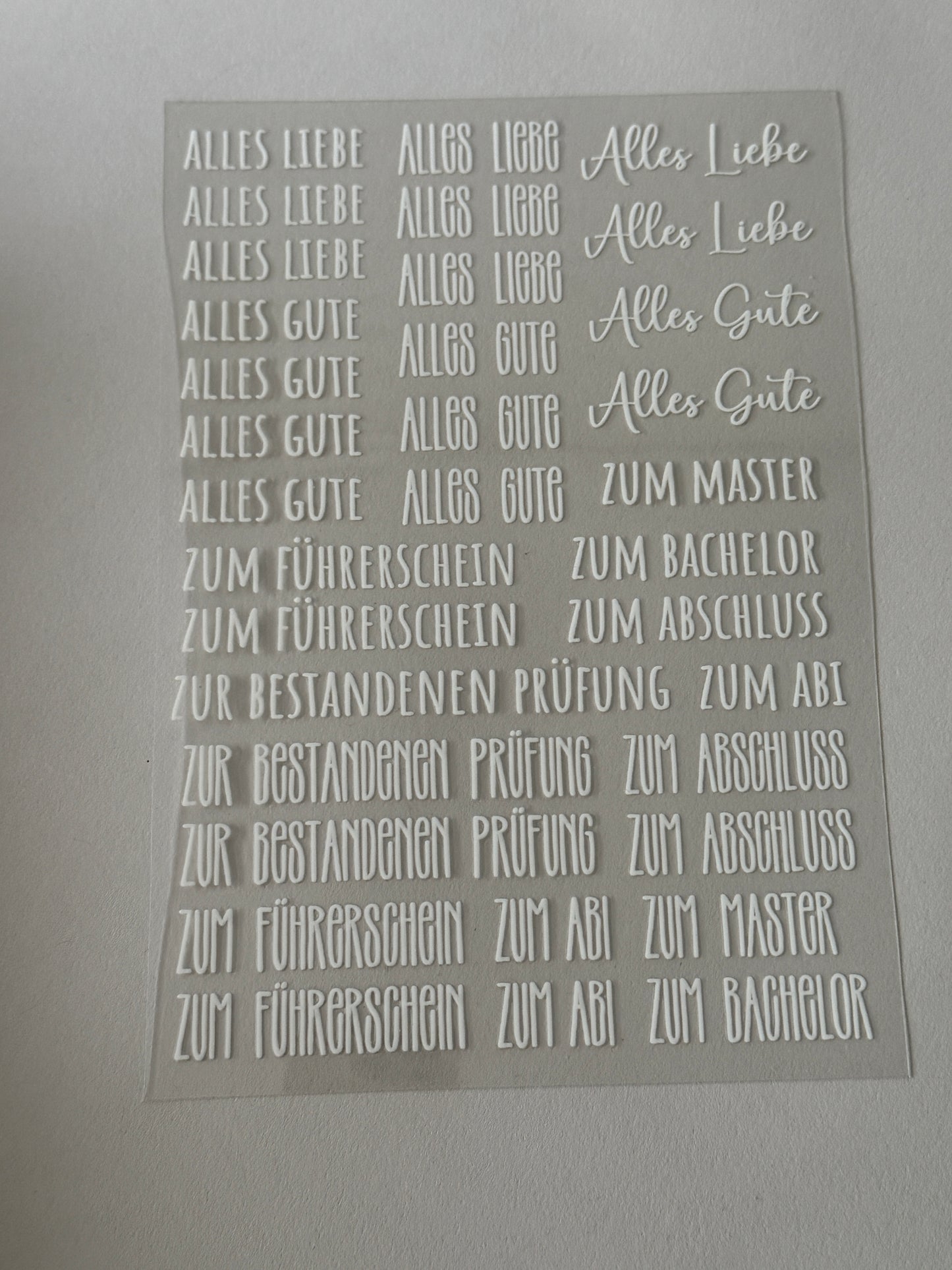 Rub On Aufkleber Schriftzüge Abschluss Warum du unsere Rub-Ons lieben wirst:  ✔ Randloser Premium-Look   ✔ Besondere Haptik   ✔ Präzise Platzierung dank transparenter Trägerfolie  ✔ Wasser- und kratzfest // Hitze- und UV-beständig   ✔ Starke Haftung auf Glas, Keramik, Holz, Raysin u.v.m.  ✔ Langlebig und hochwertig verarbeitet  ✔ Auch gewerblich nutzbar – keine zusätzliche Lizenz nötig