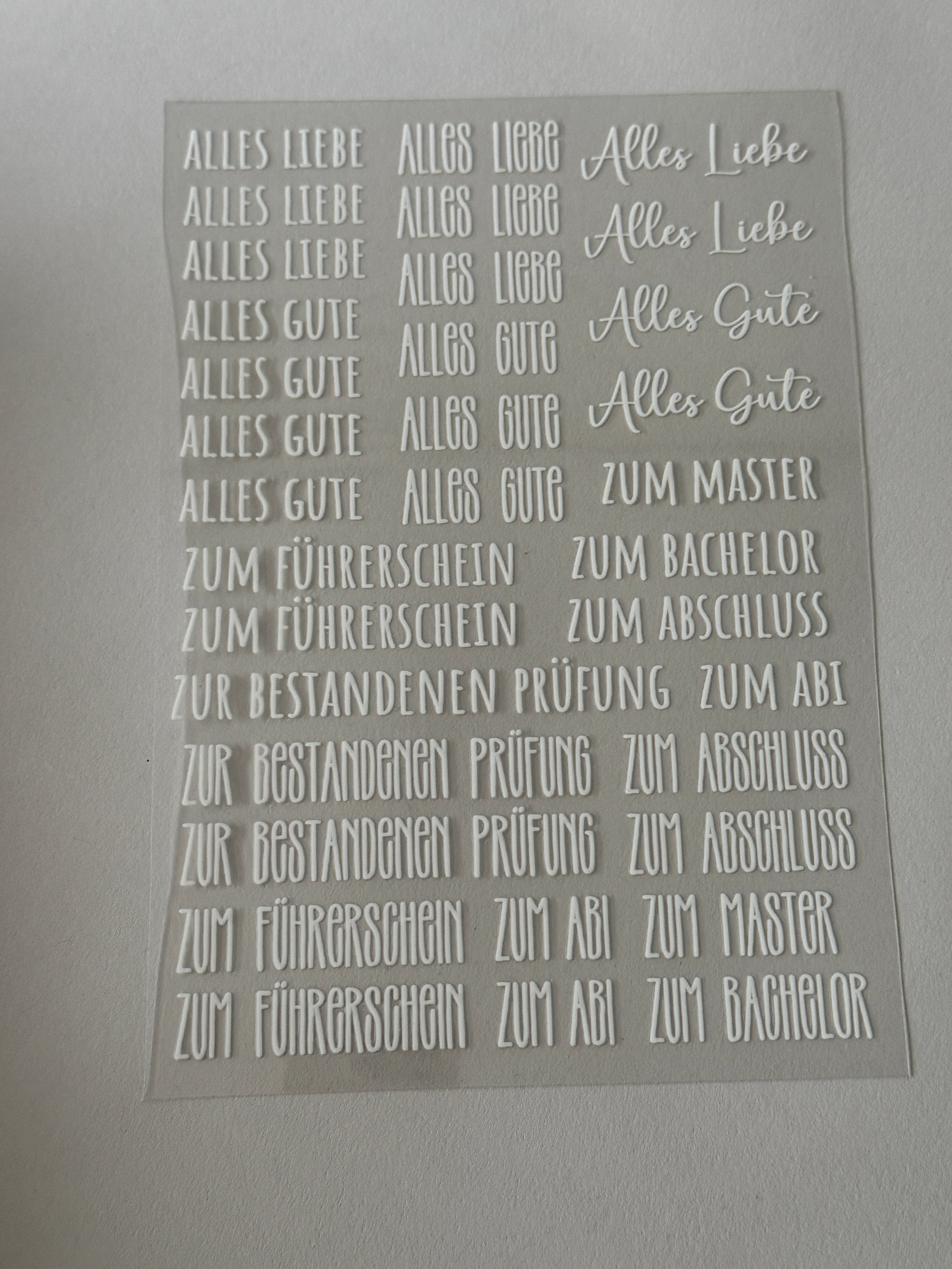 Rub On Aufkleber Schriftzüge Abschluss Warum du unsere Rub-Ons lieben wirst:  ✔ Randloser Premium-Look   ✔ Besondere Haptik   ✔ Präzise Platzierung dank transparenter Trägerfolie  ✔ Wasser- und kratzfest // Hitze- und UV-beständig   ✔ Starke Haftung auf Glas, Keramik, Holz, Raysin u.v.m.  ✔ Langlebig und hochwertig verarbeitet  ✔ Auch gewerblich nutzbar – keine zusätzliche Lizenz nötig