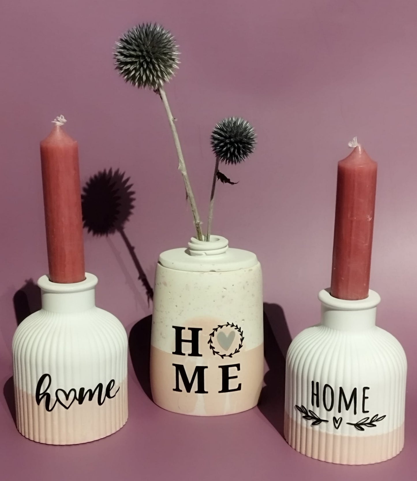 Rub On Aufkleber Home A5 Rubons Warum du unsere Rub-Ons lieben wirst:  ✔ Randloser Premium-Look   ✔ Besondere Haptik   ✔ Präzise Platzierung dank transparenter Trägerfolie  ✔ Wasser- und kratzfest // Hitze- und UV-beständig   ✔ Starke Haftung auf Glas, Keramik, Holz, Raysin u.v.m.  ✔ Langlebig und hochwertig verarbeitet  ✔ Auch gewerblich nutzbar – keine zusätzliche Lizenz nötig