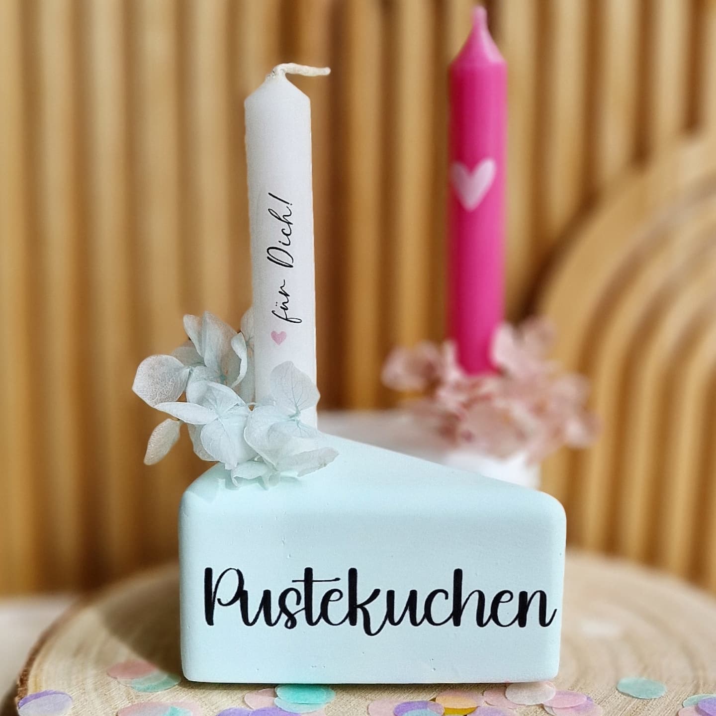 Rub On Aufkleber Pustekuchen A5 Warum du unsere Rub-Ons lieben wirst:  ✔ Randloser Premium-Look   ✔ Besondere Haptik   ✔ Präzise Platzierung dank transparenter Trägerfolie  ✔ Wasser- und kratzfest // Hitze- und UV-beständig   ✔ Starke Haftung auf Glas, Keramik, Holz, Raysin u.v.m.  ✔ Langlebig und hochwertig verarbeitet  ✔ Auch gewerblich nutzbar – keine zusätzliche Lizenz nötig