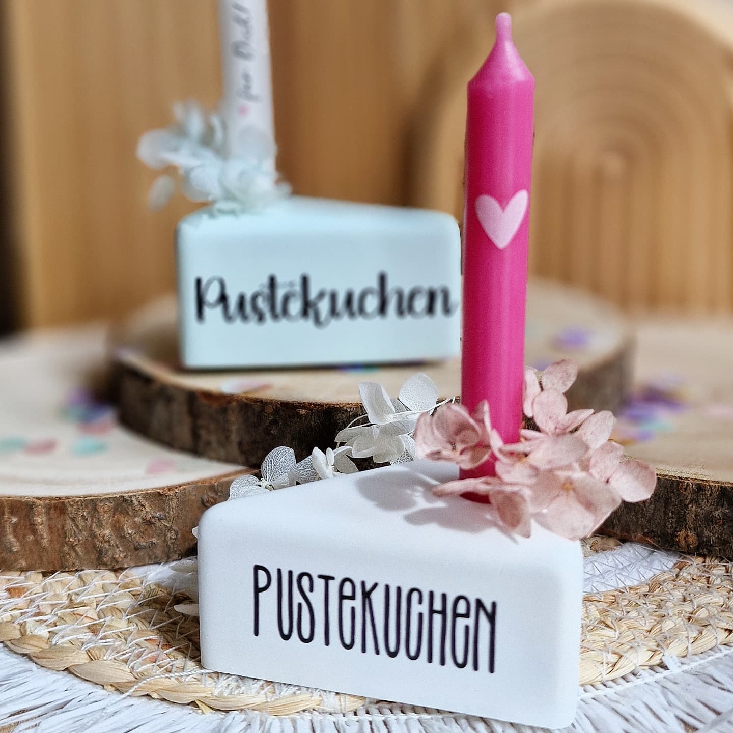 Rub On Aufkleber Pustekuchen A5 Warum du unsere Rub-Ons lieben wirst:  ✔ Randloser Premium-Look   ✔ Besondere Haptik   ✔ Präzise Platzierung dank transparenter Trägerfolie  ✔ Wasser- und kratzfest // Hitze- und UV-beständig   ✔ Starke Haftung auf Glas, Keramik, Holz, Raysin u.v.m.  ✔ Langlebig und hochwertig verarbeitet  ✔ Auch gewerblich nutzbar – keine zusätzliche Lizenz nötig