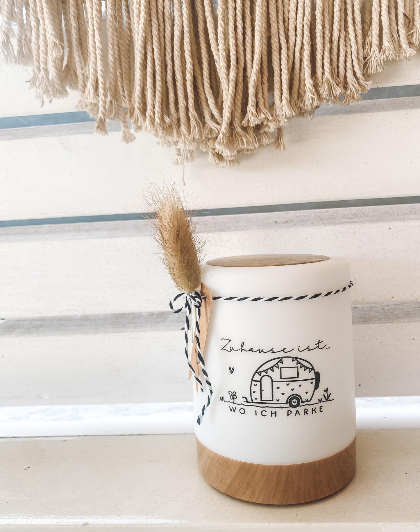 Rub On Aufkleber Camping A5 Warum du unsere Rub-Ons lieben wirst:  ✔ Randloser Premium-Look   ✔ Besondere Haptik   ✔ Präzise Platzierung dank transparenter Trägerfolie  ✔ Wasser- und kratzfest // Hitze- und UV-beständig   ✔ Starke Haftung auf Glas, Keramik, Holz, Raysin u.v.m.  ✔ Langlebig und hochwertig verarbeitet  ✔ Auch gewerblich nutzbar – keine zusätzliche Lizenz nötig