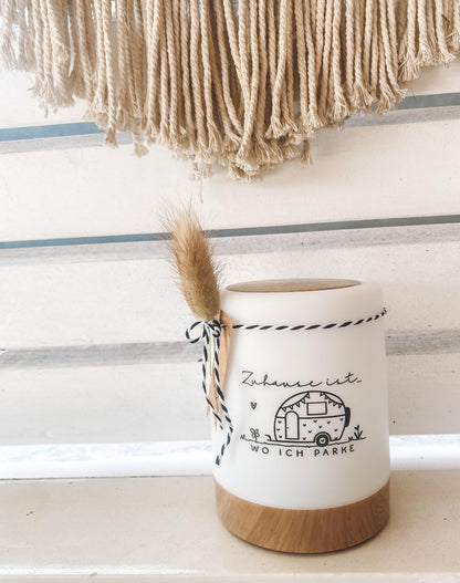 Rub On Aufkleber Camping A5 Warum du unsere Rub-Ons lieben wirst:  ✔ Randloser Premium-Look   ✔ Besondere Haptik   ✔ Präzise Platzierung dank transparenter Trägerfolie  ✔ Wasser- und kratzfest // Hitze- und UV-beständig   ✔ Starke Haftung auf Glas, Keramik, Holz, Raysin u.v.m.  ✔ Langlebig und hochwertig verarbeitet  ✔ Auch gewerblich nutzbar – keine zusätzliche Lizenz nötig