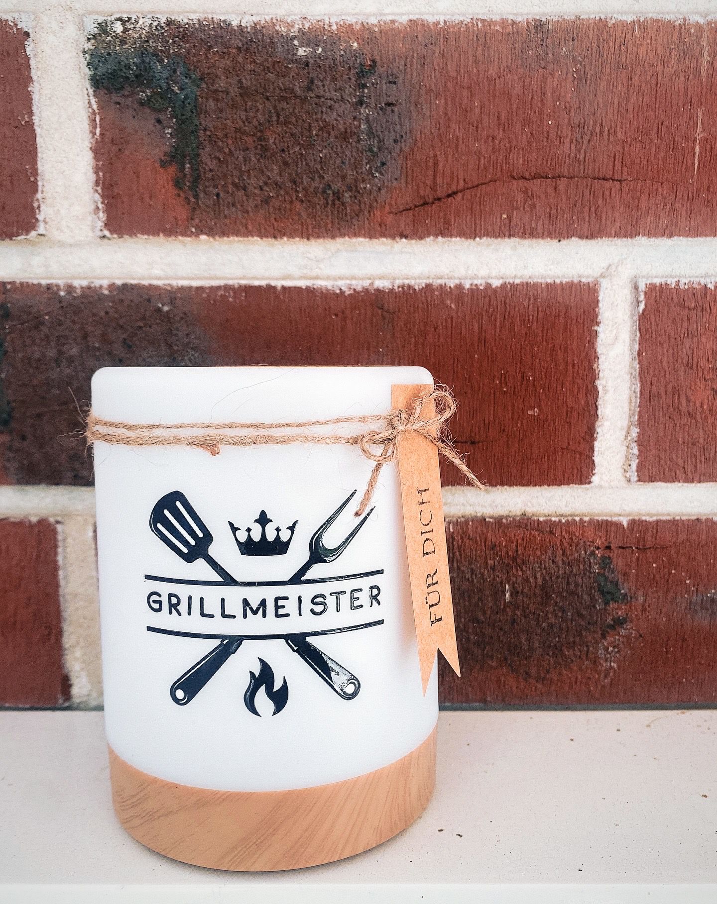 Rub On Aufkleber BBQ A5 Rub on Warum du unsere Rub-Ons lieben wirst:  ✔ Randloser Premium-Look   ✔ Besondere Haptik   ✔ Präzise Platzierung dank transparenter Trägerfolie  ✔ Wasser- und kratzfest // Hitze- und UV-beständig   ✔ Starke Haftung auf Glas, Keramik, Holz, Raysin u.v.m.  ✔ Langlebig und hochwertig verarbeiteta  ✔ Auch gewerblich nutzbar – keine zusätzliche Lizenz nötig