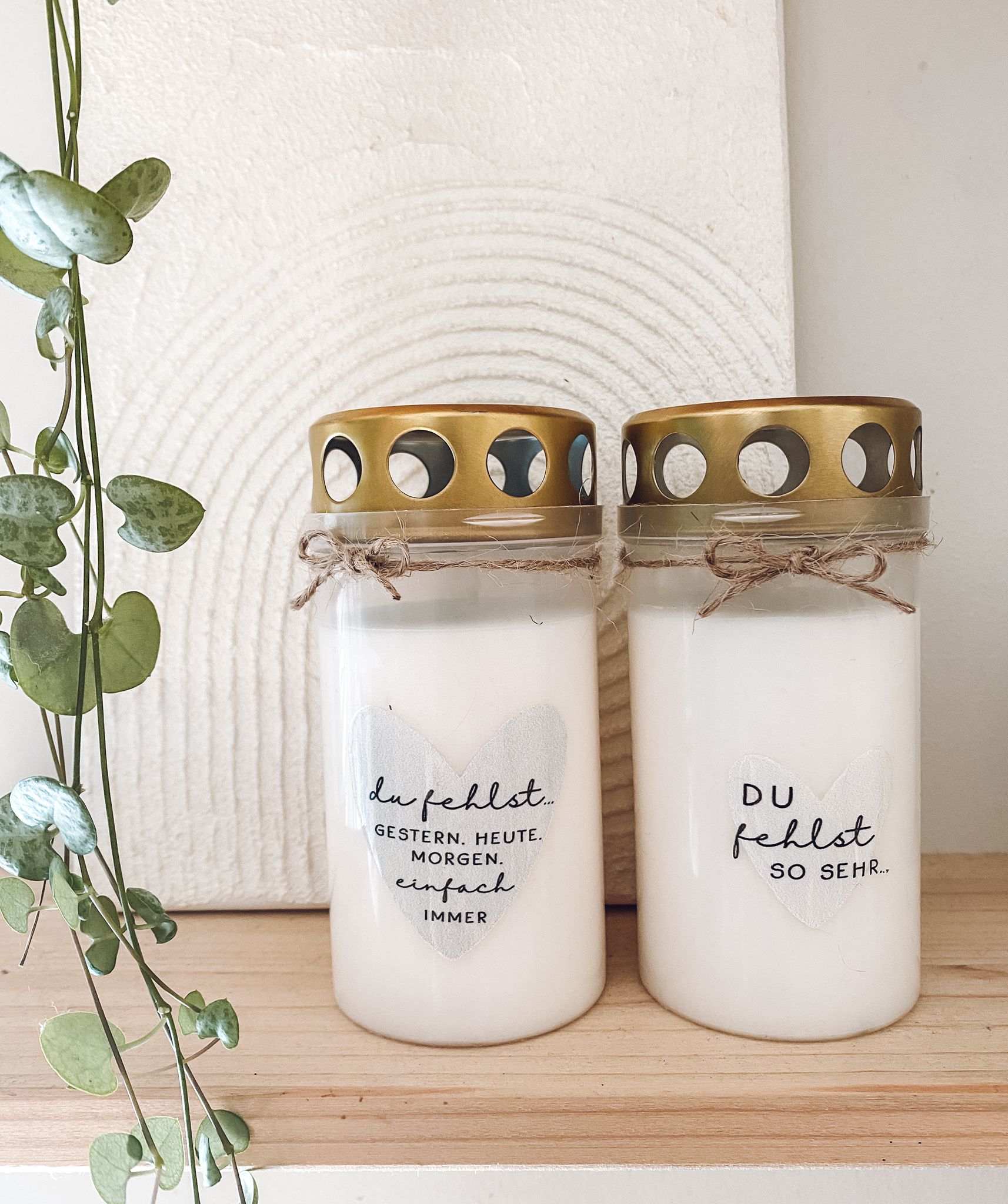Rub On Aufkleber Du fehlst Trauer Gedenklicht A5 Warum du unsere Rub-Ons lieben wirst:  ✔ Randloser Premium-Look   ✔ Besondere Haptik   ✔ Präzise Platzierung dank transparenter Trägerfolie  ✔ Wasser- und kratzfest // Hitze- und UV-beständig   ✔ Starke Haftung auf Glas, Keramik, Holz, Raysin u.v.m.  ✔ Langlebig und hochwertig verarbeitet  ✔ Auch gewerblich nutzbar – keine zusätzliche Lizenz nötig