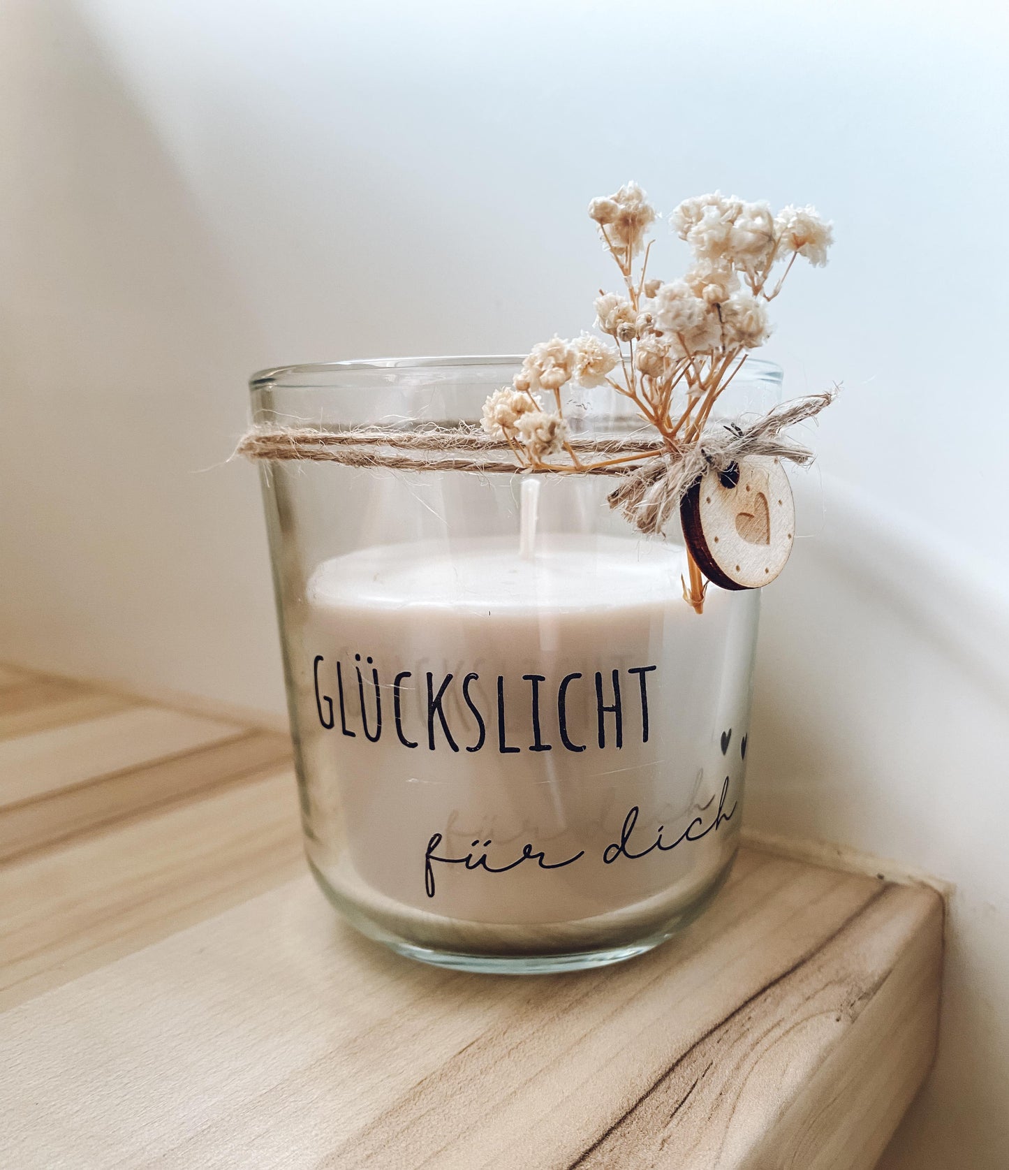 Rub On Aufkleber Glück A5 Warum du unsere Rub-Ons lieben wirst:  ✔ Randloser Premium-Look   ✔ Besondere Haptik   ✔ Präzise Platzierung dank transparenter Trägerfolie  ✔ Wasser- und kratzfest // Hitze- und UV-beständig   ✔ Starke Haftung auf Glas, Keramik, Holz, Raysin u.v.m.  ✔ Langlebig und hochwertig verarbeitet  ✔ Auch gewerblich nutzbar – keine zusätzliche Lizenz nötig