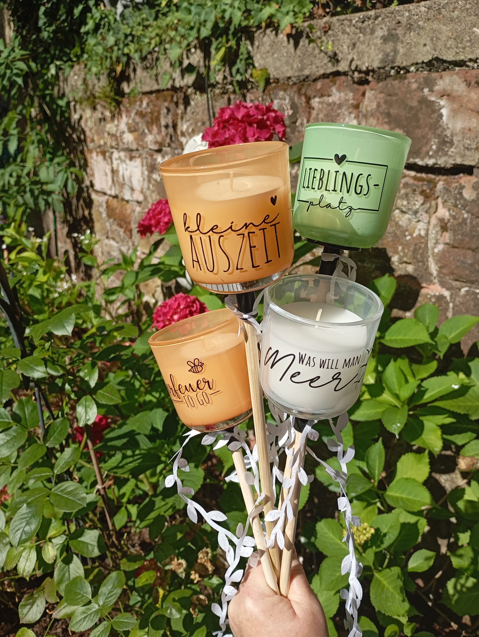 Rub On Aufkleber Lagerfeuer Glücksmoment Sprüche Kerzen Fackeln A5 Warum du unsere Rub-Ons lieben wirst:  ✔ Randloser Premium-Look   ✔ Besondere Haptik   ✔ Präzise Platzierung dank transparenter Trägerfolie  ✔ Wasser- und kratzfest // Hitze- und UV-beständig   ✔ Starke Haftung auf Glas, Keramik, Holz, Raysin u.v.m.  ✔ Langlebig und hochwertig verarbeitet  ✔ Auch gewerblich nutzbar – keine zusätzliche Lizenz nötig