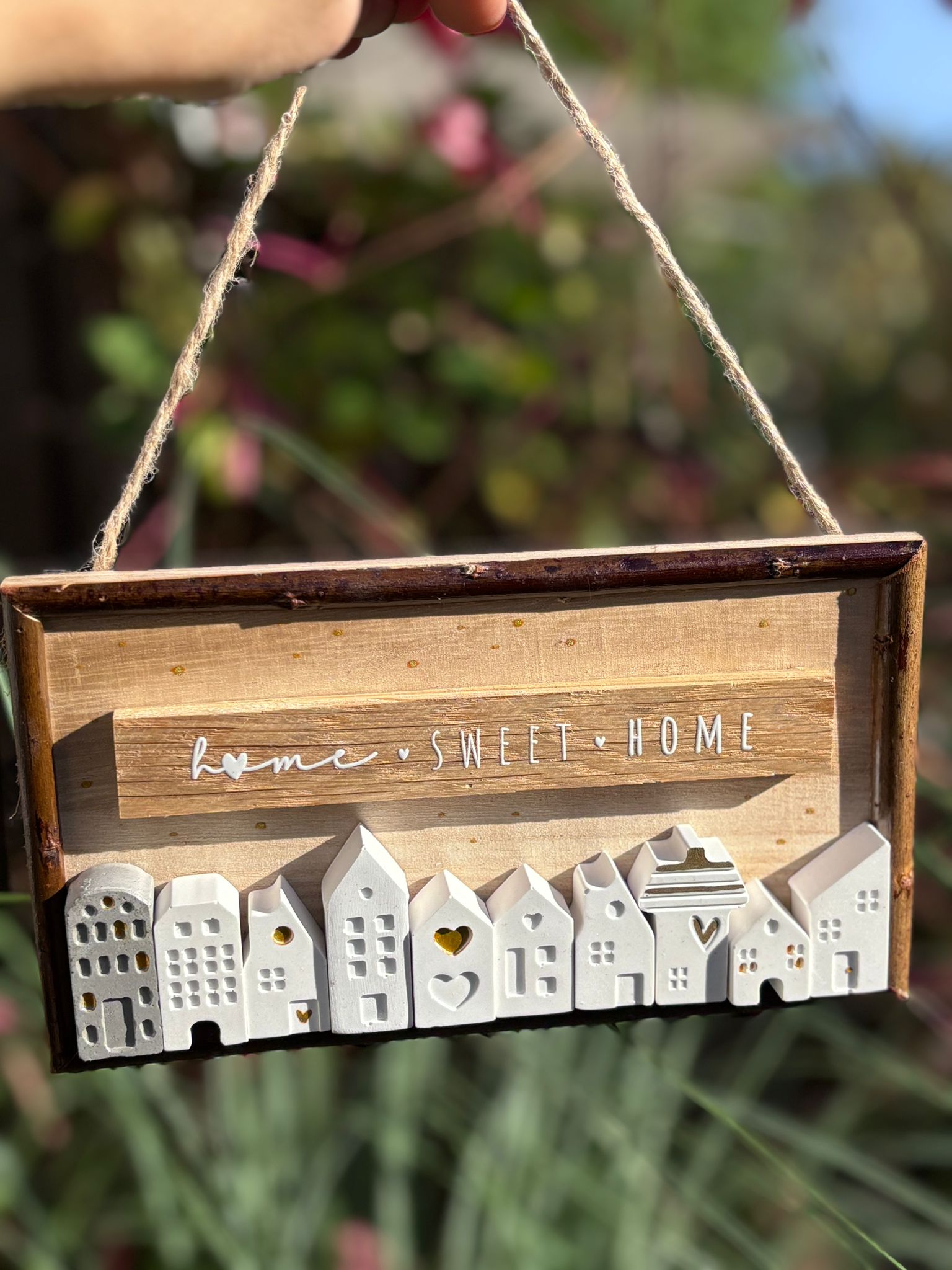 Rub On Aufkleber Häuser-Liebe A5 Warum du unsere Rub-Ons lieben wirst:  ✔ Randloser Premium-Look   ✔ Besondere Haptik   ✔ Präzise Platzierung dank transparenter Trägerfolie  ✔ Wasser- und kratzfest // Hitze- und UV-beständig   ✔ Starke Haftung auf Glas, Keramik, Holz, Raysin u.v.m.  ✔ Langlebig und hochwertig verarbeitet  ✔ Auch gewerblich nutzbar – keine zusätzliche Lizenz nötig