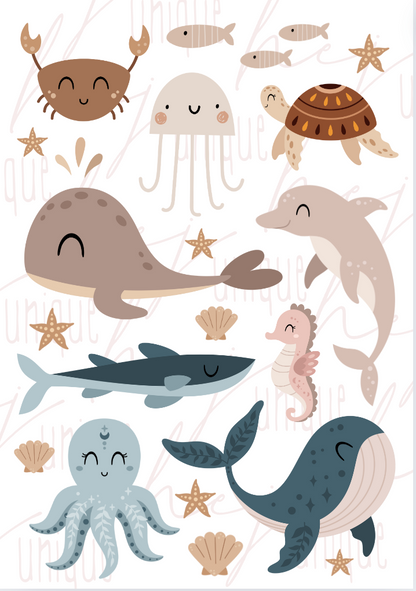 Rub On Aufkleber Meerestiere A5 Warum du unsere Rub-Ons lieben wirst:  ✔ Randloser Premium-Look   ✔ Besondere Haptik   ✔ Präzise Platzierung dank transparenter Trägerfolie  ✔ Wasser- und kratzfest // Hitze- und UV-beständig   ✔ Starke Haftung auf Glas, Keramik, Holz, Raysin u.v.m.  ✔ Langlebig und hochwertig verarbeitet  ✔ Auch gewerblich nutzbar – keine zusätzliche Lizenz nötig