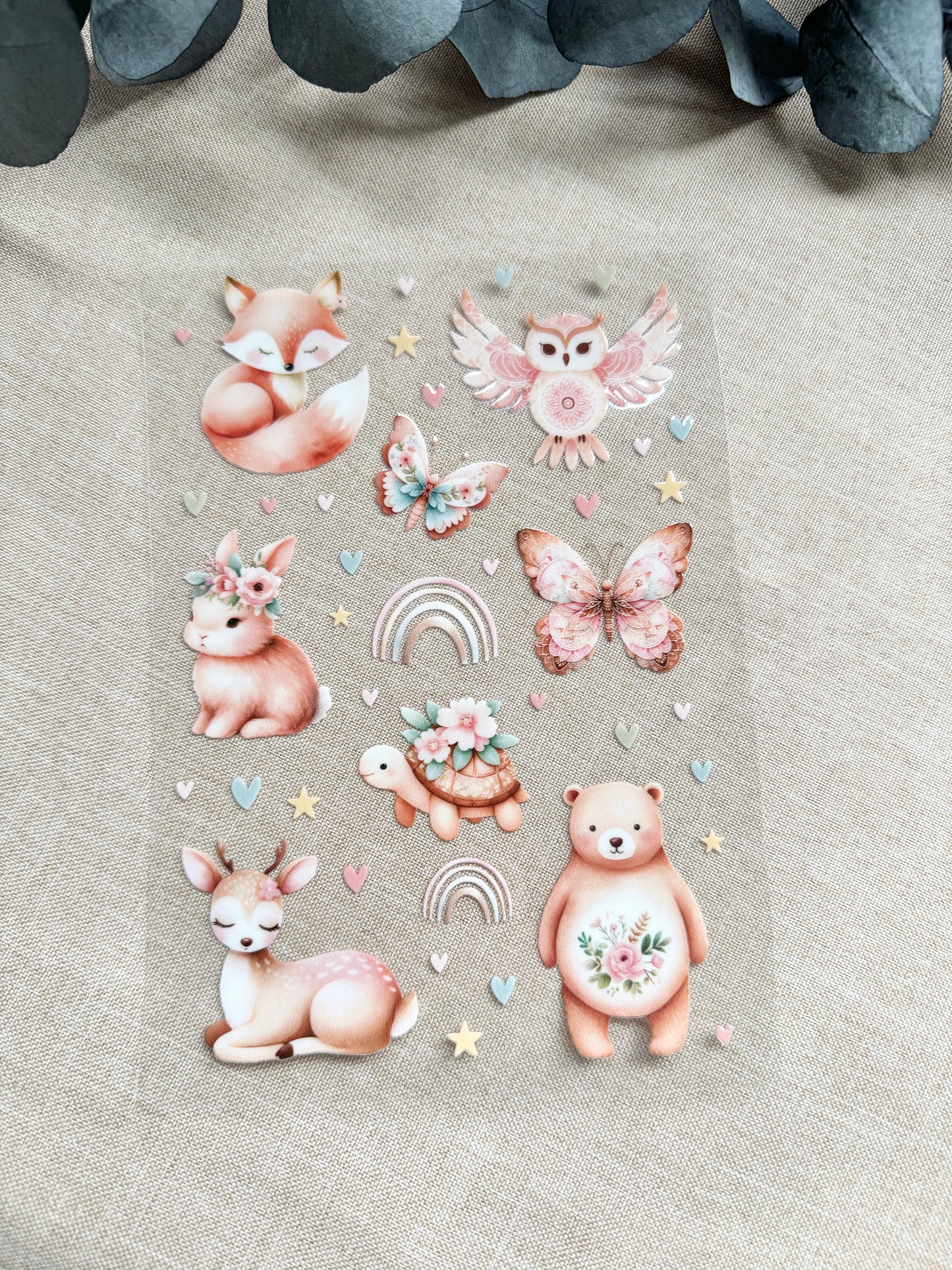 Rub On Aufkleber Boho Tiere A5 Warum du unsere Rub-Ons lieben wirst:  ✔ Randloser Premium-Look   ✔ Besondere Haptik   ✔ Präzise Platzierung dank transparenter Trägerfolie  ✔ Wasser- und kratzfest // Hitze- und UV-beständig   ✔ Starke Haftung auf Glas, Keramik, Holz, Raysin u.v.m.  ✔ Langlebig und hochwertig verarbeitet  ✔ Auch gewerblich nutzbar – keine zusätzliche Lizenz nötig