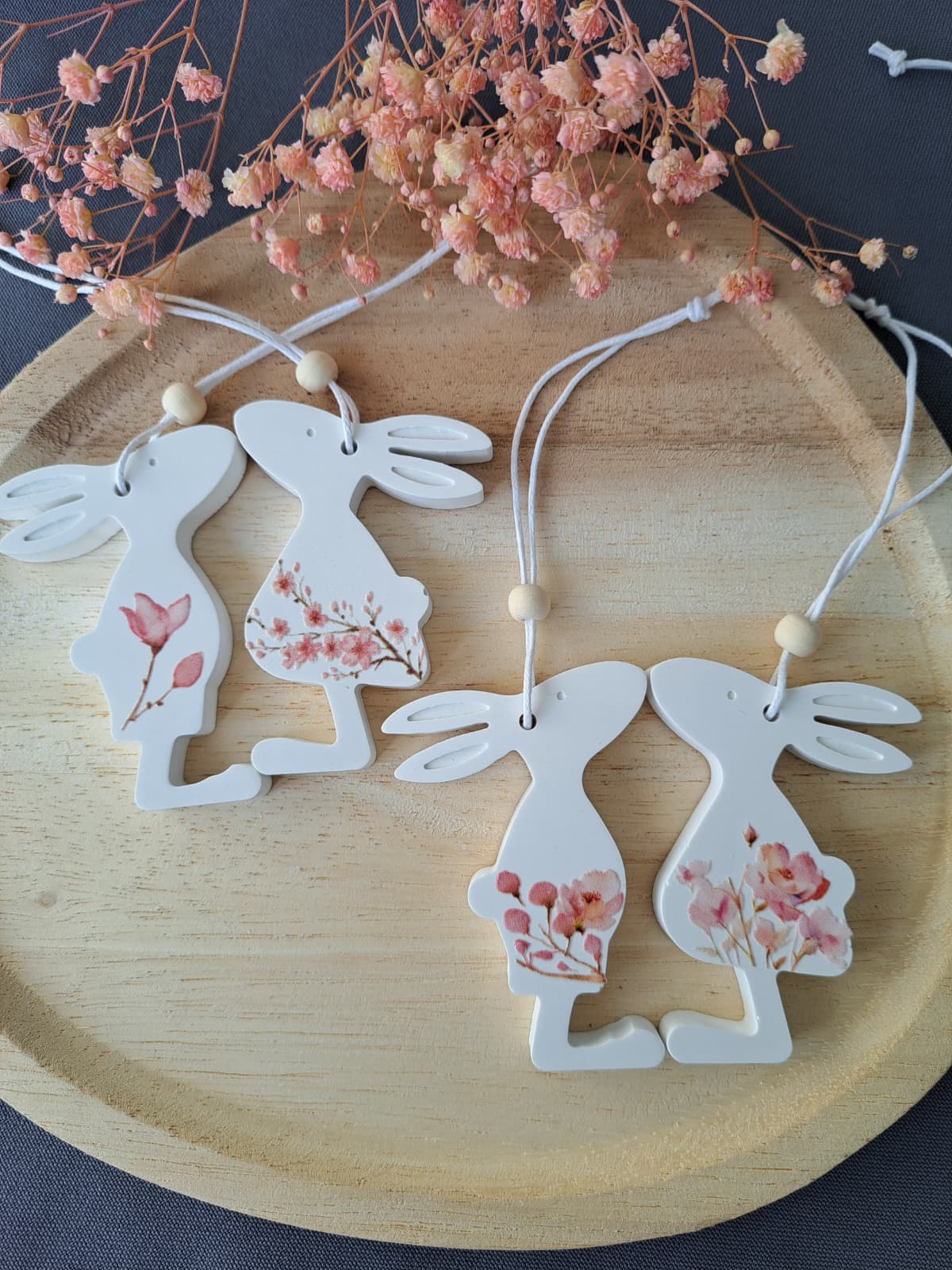 Rub On Aufkleber rosa Blümchen A5 Warum du unsere Rub-Ons lieben wirst:  ✔ Randloser Premium-Look   ✔ Besondere Haptik   ✔ Präzise Platzierung dank transparenter Trägerfolie  ✔ Wasser- und kratzfest // Hitze- und UV-beständig   ✔ Starke Haftung auf Glas, Keramik, Holz, Raysin u.v.m.  ✔ Langlebig und hochwertig verarbeitet  ✔ Auch gewerblich nutzbar – keine zusätzliche Lizenz nötig