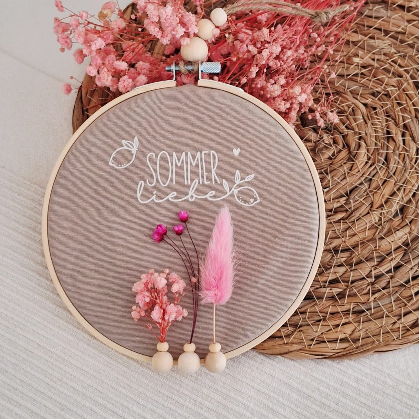 Rub On Aufkleber Sommerliebe A5 Warum du unsere Rub-Ons lieben wirst:  ✔ Randloser Premium-Look   ✔ Besondere Haptik   ✔ Präzise Platzierung dank transparenter Trägerfolie  ✔ Wasser- und kratzfest // Hitze- und UV-beständig   ✔ Starke Haftung auf Glas, Keramik, Holz, Raysin u.v.m.  ✔ Langlebig und hochwertig verarbeitet  ✔ Auch gewerblich nutzbar – keine zusätzliche Lizenz nötig