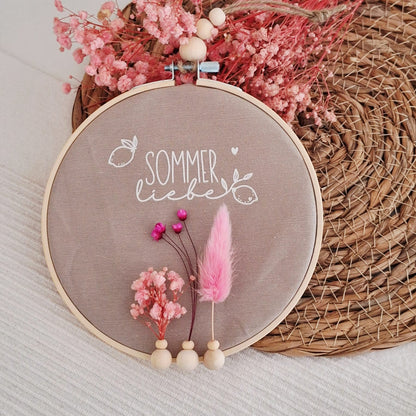 Rub On Aufkleber Sommerliebe A5 Warum du unsere Rub-Ons lieben wirst:  ✔ Randloser Premium-Look   ✔ Besondere Haptik   ✔ Präzise Platzierung dank transparenter Trägerfolie  ✔ Wasser- und kratzfest // Hitze- und UV-beständig   ✔ Starke Haftung auf Glas, Keramik, Holz, Raysin u.v.m.  ✔ Langlebig und hochwertig verarbeitet  ✔ Auch gewerblich nutzbar – keine zusätzliche Lizenz nötig