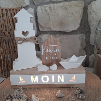 Rub On Aufkleber Heimathafen Küstenkind Maritim Ahoi A5 Warum du unsere Rub-Ons lieben wirst:  ✔ Randloser Premium-Look   ✔ Besondere Haptik   ✔ Präzise Platzierung dank transparenter Trägerfolie  ✔ Wasser- und kratzfest // Hitze- und UV-beständig   ✔ Starke Haftung auf Glas, Keramik, Holz, Raysin u.v.m.  ✔ Langlebig und hochwertig verarbeitet  ✔ Auch gewerblich nutzbar – keine zusätzliche Lizenz nötig