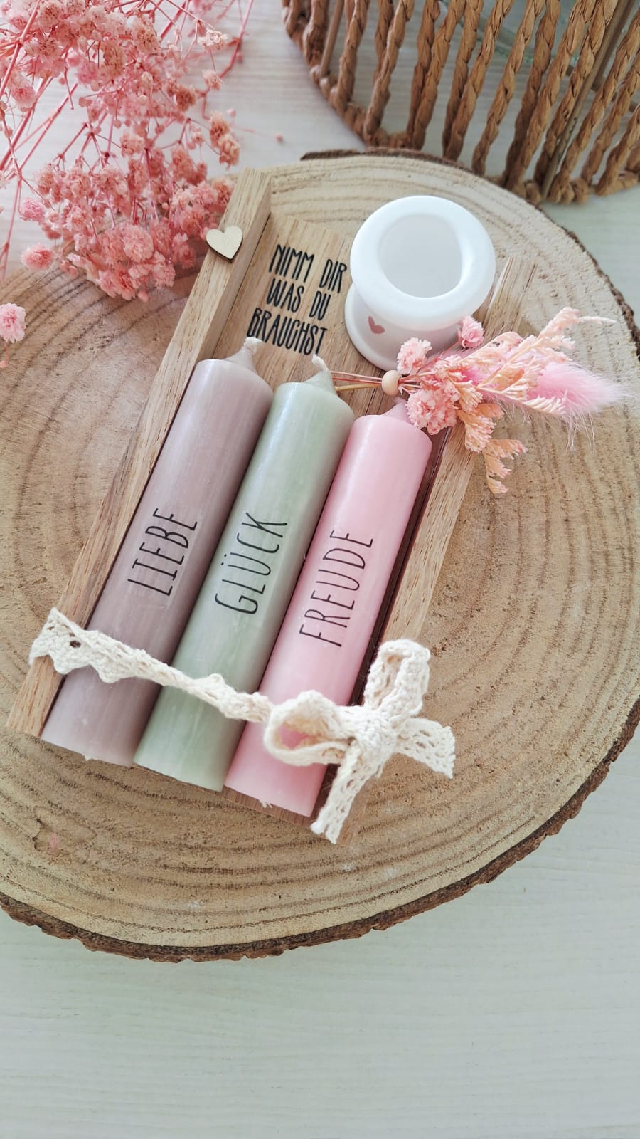 Rub On Aufkleber Nimm dir was du brauchst Warum du unsere Rub-Ons lieben wirst:  ✔ Randloser Premium-Look   ✔ Besondere Haptik   ✔ Präzise Platzierung dank transparenter Trägerfolie  ✔ Wasser- und kratzfest // Hitze- und UV-beständig   ✔ Starke Haftung auf Glas, Keramik, Holz, Raysin u.v.m.  ✔ Langlebig und hochwertig verarbeitet  ✔ Auch gewerblich nutzbar – keine zusätzliche Lizenz nötig