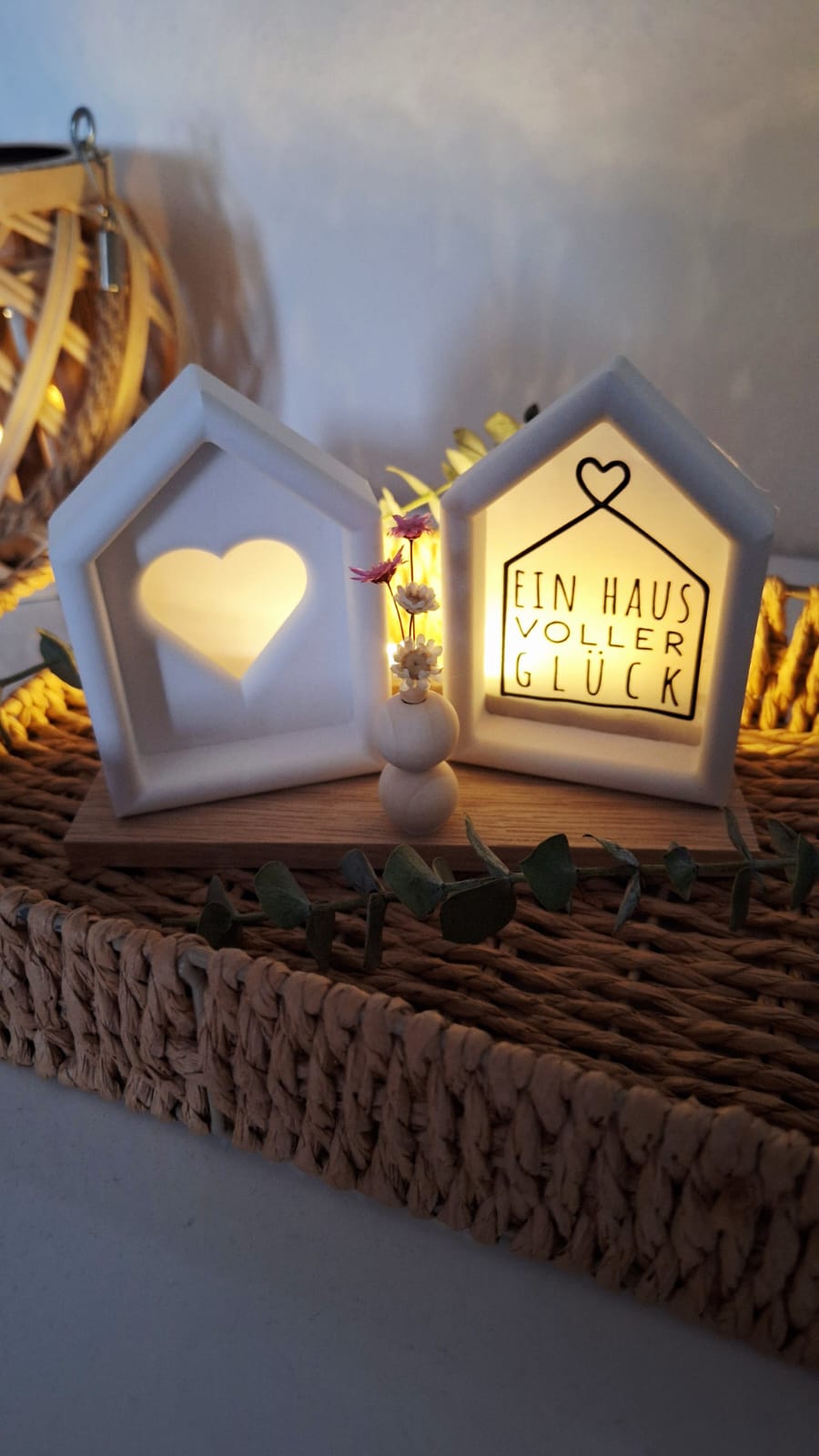 Rub On Aufkleber Zuhause Häuser A5 Warum du unsere Rub-Ons lieben wirst:  ✔ Randloser Premium-Look   ✔ Besondere Haptik   ✔ Präzise Platzierung dank transparenter Trägerfolie  ✔ Wasser- und kratzfest // Hitze- und UV-beständig   ✔ Starke Haftung auf Glas, Keramik, Holz, Raysin u.v.m.  ✔ Langlebig und hochwertig verarbeitet  ✔ Auch gewerblich nutzbar – keine zusätzliche Lizenz nötig